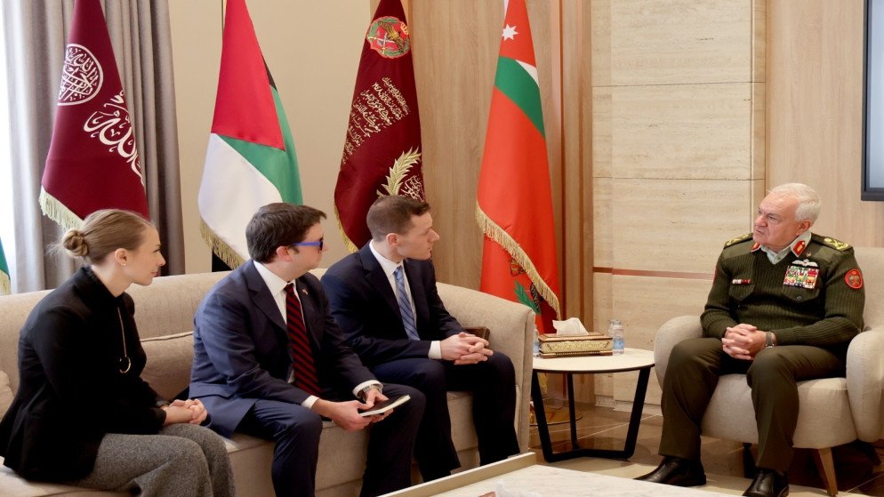 استقبل رئيس هيئة الأركان المشتركة اللواء يوسف الحنيطي وفدًا من أعضاء الكونغرس الأميركي برئاسة كبير موظفي الحزب الجمهوري في لجنة الخدمات العسكرية أريك تراغر في لقاء تناول تعزيز الشراكة الدفاعية بما يعزّز متانة العلاقات بين #الأردن والولايات المتحدة في المجالات العسكرية والأمنية