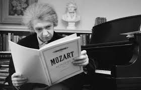 Clara Haskil  fue una pianista suiza de origen rumano, mundialmente aclamada por su extraordinaria musicalidad, pureza  y fraseo. Es  célebre por sus interpretaciones de Mozart, Beethoven y Schumann. No dejes de disfrutarla en "Historias del <a href="/TeatroColon/">Teatro Colón</a>" en <a href="/cnnradioarg/">CNN RADIO ARGENTINA AM950</a> .