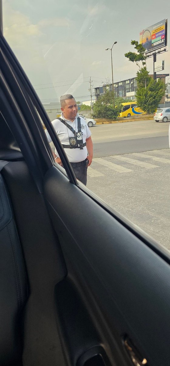 Tengan cuidado con estos personajes que nada mas andan casando para su cena de navidad. A 50 mts de mi fraccionamiento a menos de 10 km quieren multar (obvio querían mordida)   AFUERA DE LOMAS DE ANGELOPOLIS 
CUIDADO