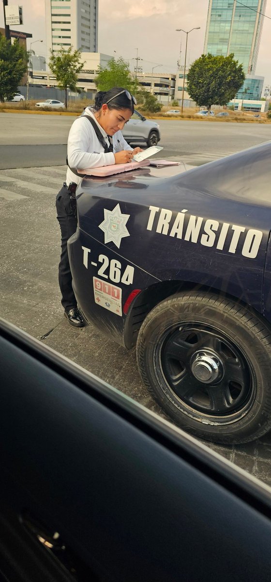 alemog's tweet photo. Tengan cuidado con estos personajes que nada mas andan casando para su cena de navidad. A 50 mts de mi fraccionamiento a menos de 10 km quieren multar (obvio querían mordida)   AFUERA DE LOMAS DE ANGELOPOLIS 
CUIDADO https://t.co/plmn3qt1JL