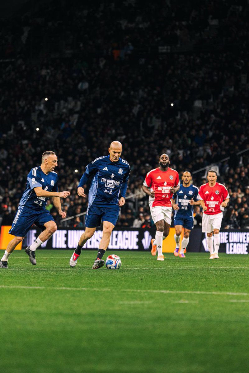 Universefootoff's tweet photo. Une LÉGENDE mais pas n’importe laquelle:
✨ ZINEDINE ZIDANE ✨

#TheUniverseLeague https://t.co/rGf5DnSKFL