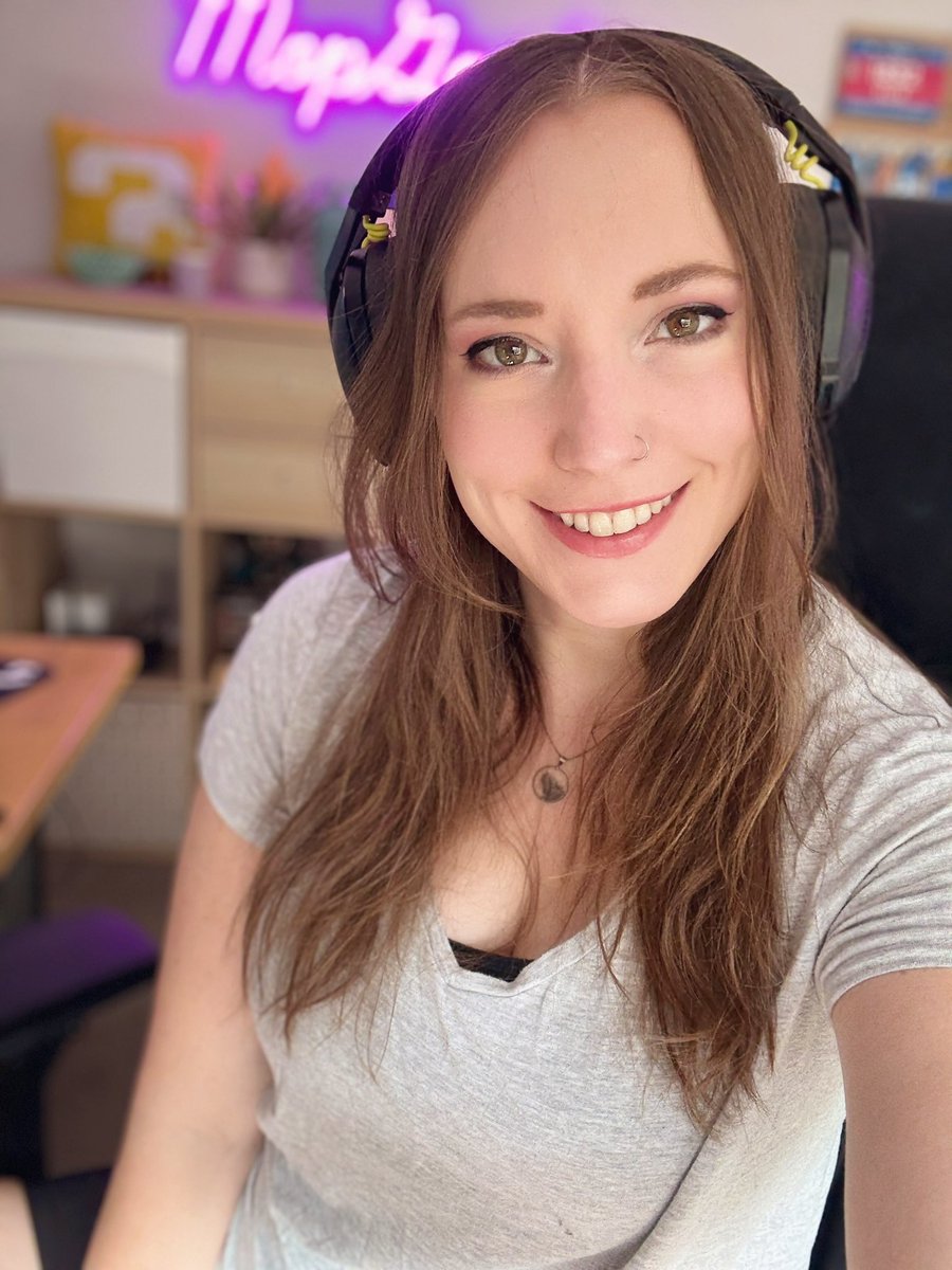 Live!
Making our way up the Citadel in Silksong finally today 😁

💜 Twitch / MopGarden

#silksong
