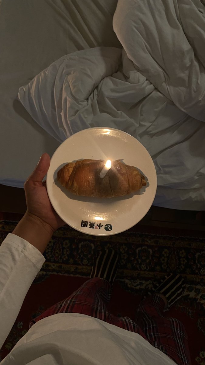 SAM0_v's tweet photo. 8/12🎂
أودّع اليوم سنة ماضية من سنوات عمري ، حملَت لي بين طيّاتها ما أتوقع وما لا أتوقّع ، ما أكره وما أحبّ . .
لكنّني أدركتُ بها التوهج بعد الانطفاء والوصول بعد التيه . . https://t.co/Xxr4nGG86P