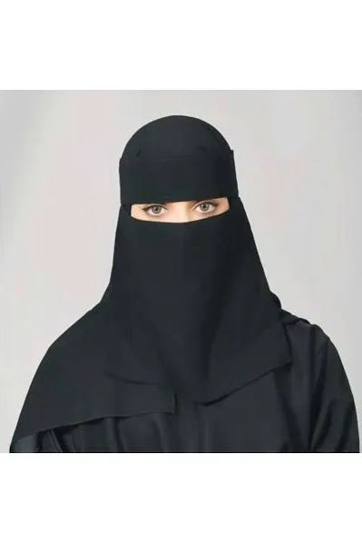 تقول حبيبتي الجديدة رقم ٨٠:

وما أنت إلا الشمسُ يبهر نورها
فتعمى بها عين الحسود ويحقدُ

وتحلم رسحاءٌ بها بين تِربها
وتعجز عن إدراك ذاك وتَحفدُ

فليتك يا "حزّوم" ناراً تضمني
فيدفأ في قلبي الغرام ويبردُ

وليتك تعطيني من الليل ساعة
لأحيا بها ما بقي في العمر أرصُد