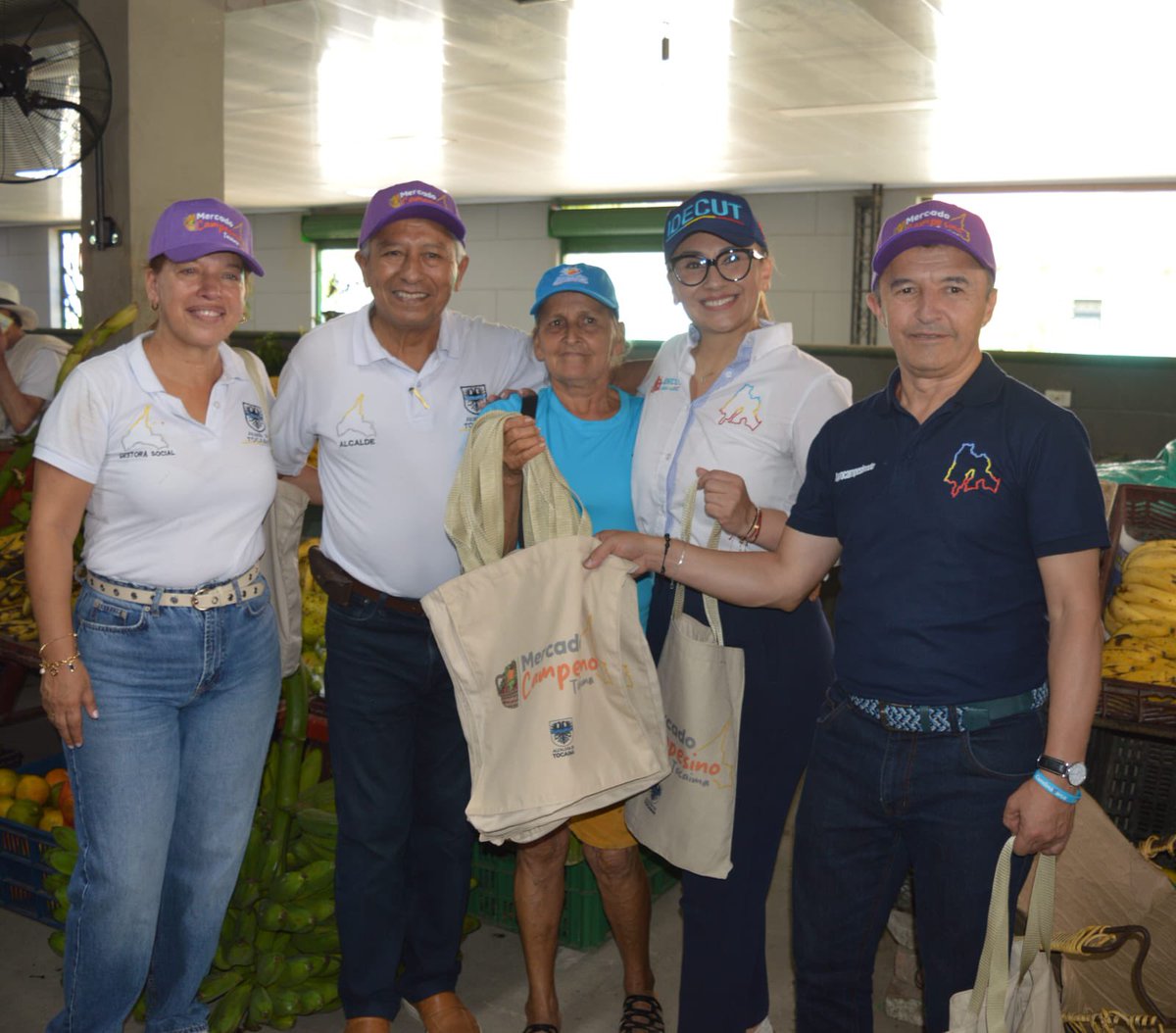 CundiAgro's tweet photo. 🐔🧺#Tocaima celebró una jornada inolvidable con el Primer Festival de la Gallina Tocaimuna, un encuentro que resaltó los sabores tradicionales, la riqueza cultural y los productos del campo que hacen único al municipio y a Cundinamarca. https://t.co/pMuyzrO5w4