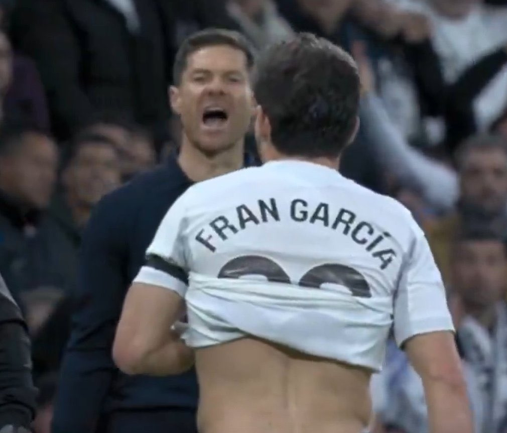maldiidown's tweet photo. 🗣️”BÁJATE LA CAMISETA QUE SE EMPALMA BELLINGHAM”

👉El brutal enfado de Xabi Alonso con Fran Garcia tras su expulsión https://t.co/H4SJTeb63n