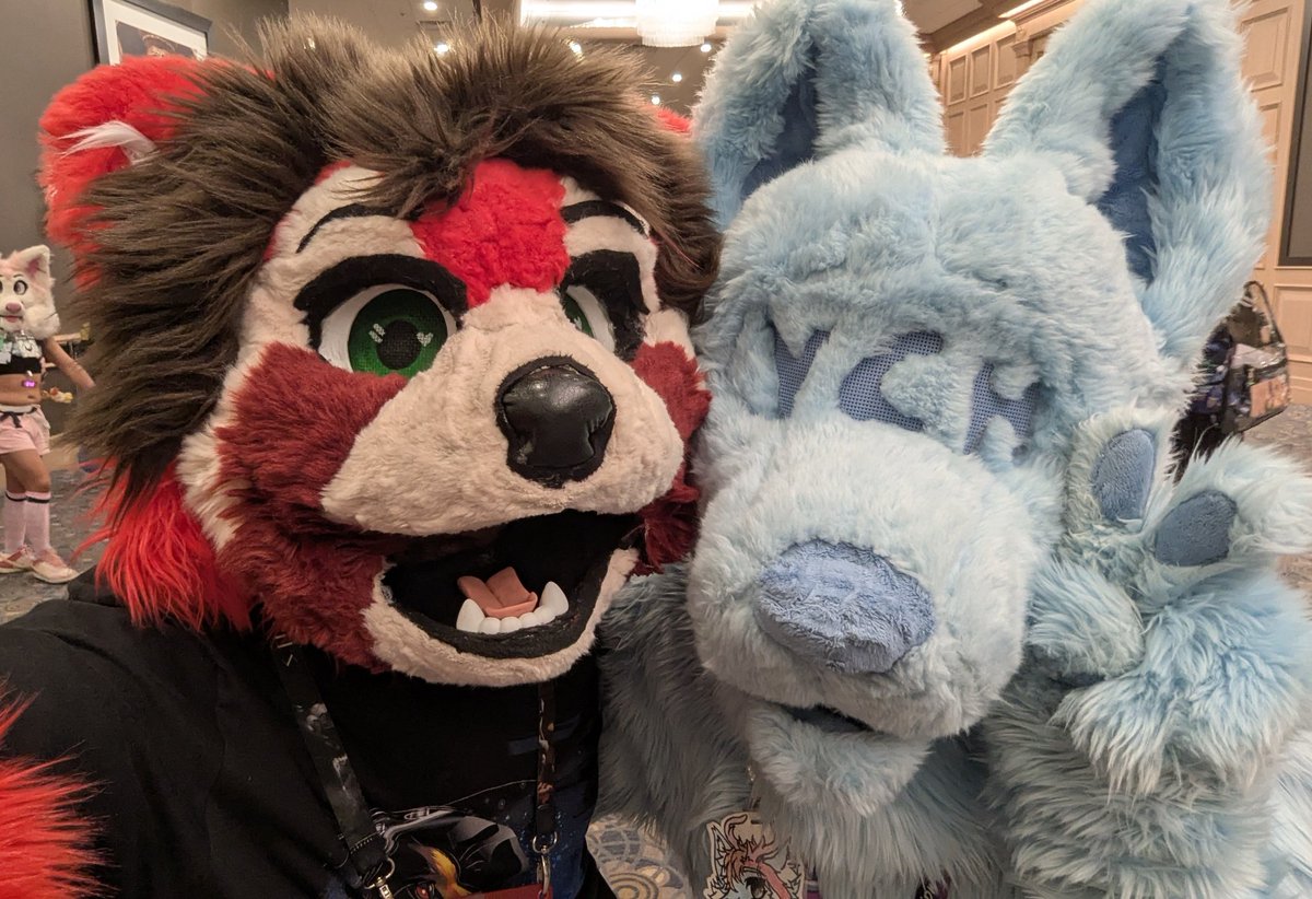 TokensArcade's tweet image. I'VE MET THE MOST FAMOUS FURRY OF ALL TIME!!! THIS DUDE HAS SO MUCH ART!!!!