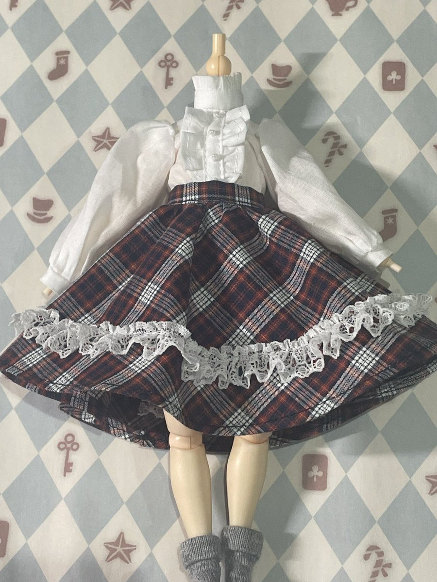 おはようございます☀
昨日、X開きながら寝落ちしてました🤣
ブルームちゃんサイズ最後の試作終わった！
スカートは別売りのフリルブラウスと合わせてもかわいいと思う！
今日は搬出段ボール発送して、仕事も送るの目標！