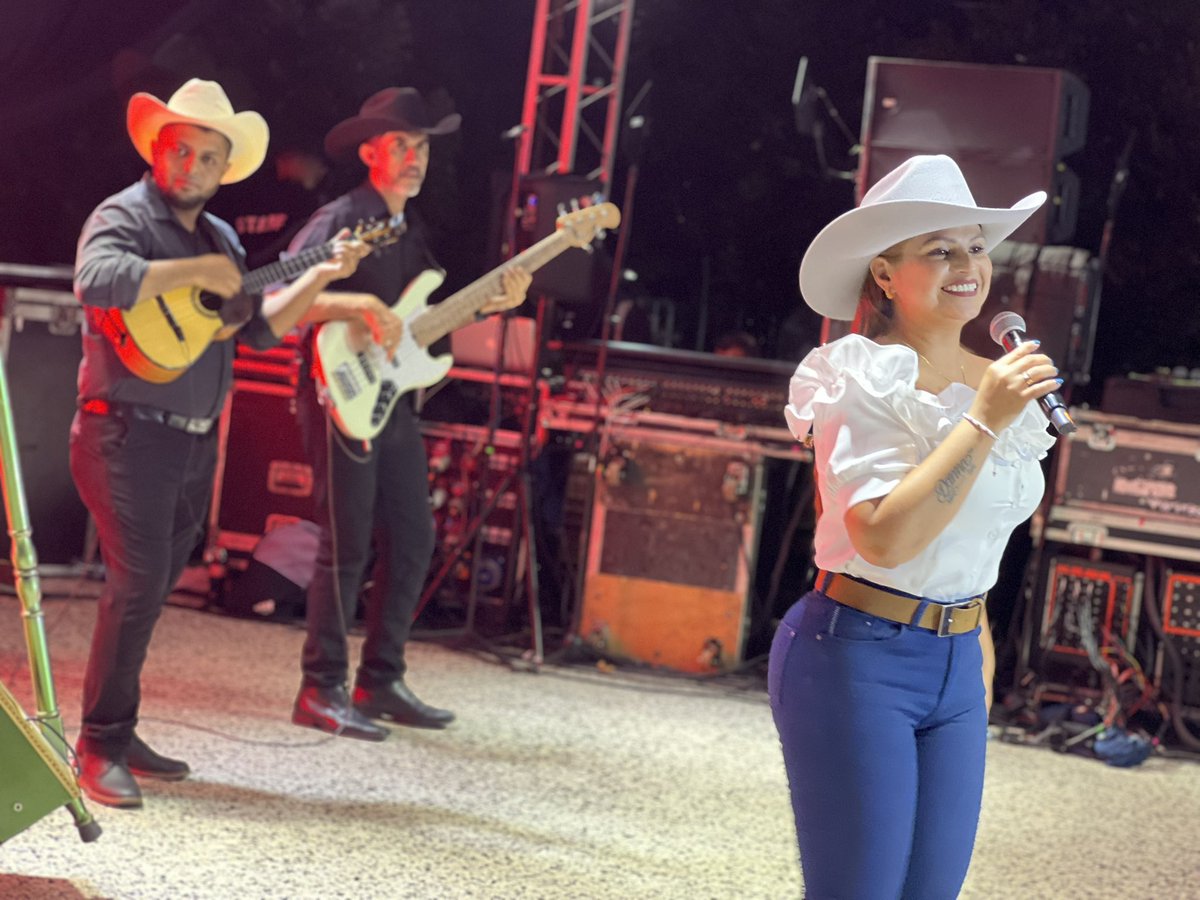 Tres voces, tres talentos y un solo sentimiento: la música llanera que nos eriza el alma.

En el XII Festival del Cumare, estos grandes artistas llegaron para poner a vibrar a Cumaral, Meta.
