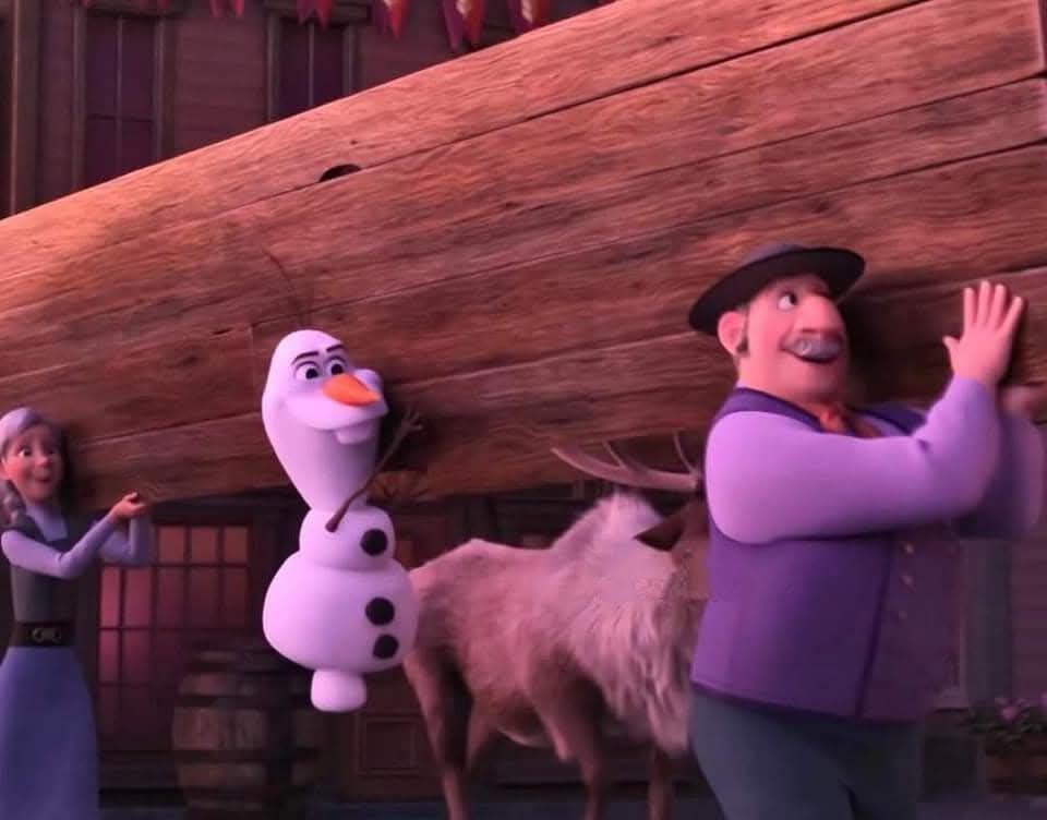 yo en la cena de navidad fingiendo ayudar en algo cuando solo ando estorbando