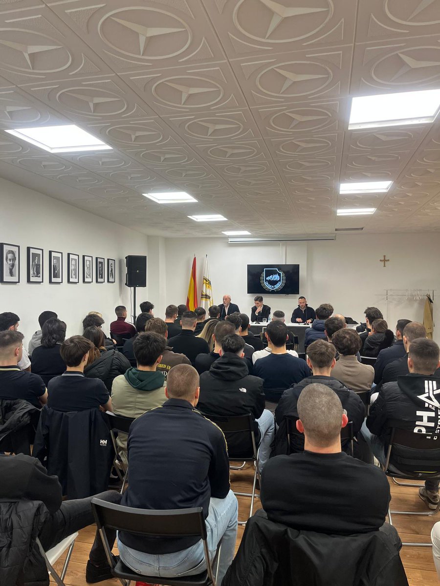 Éxito total en la primera conferencia organizada por División Sierra en la que, el General Blas Piñar y el historiador Álvaro González, nos ofrecieron su visión a futuro sobre la juventud  nacionalista y el camino que esta debe seguir.