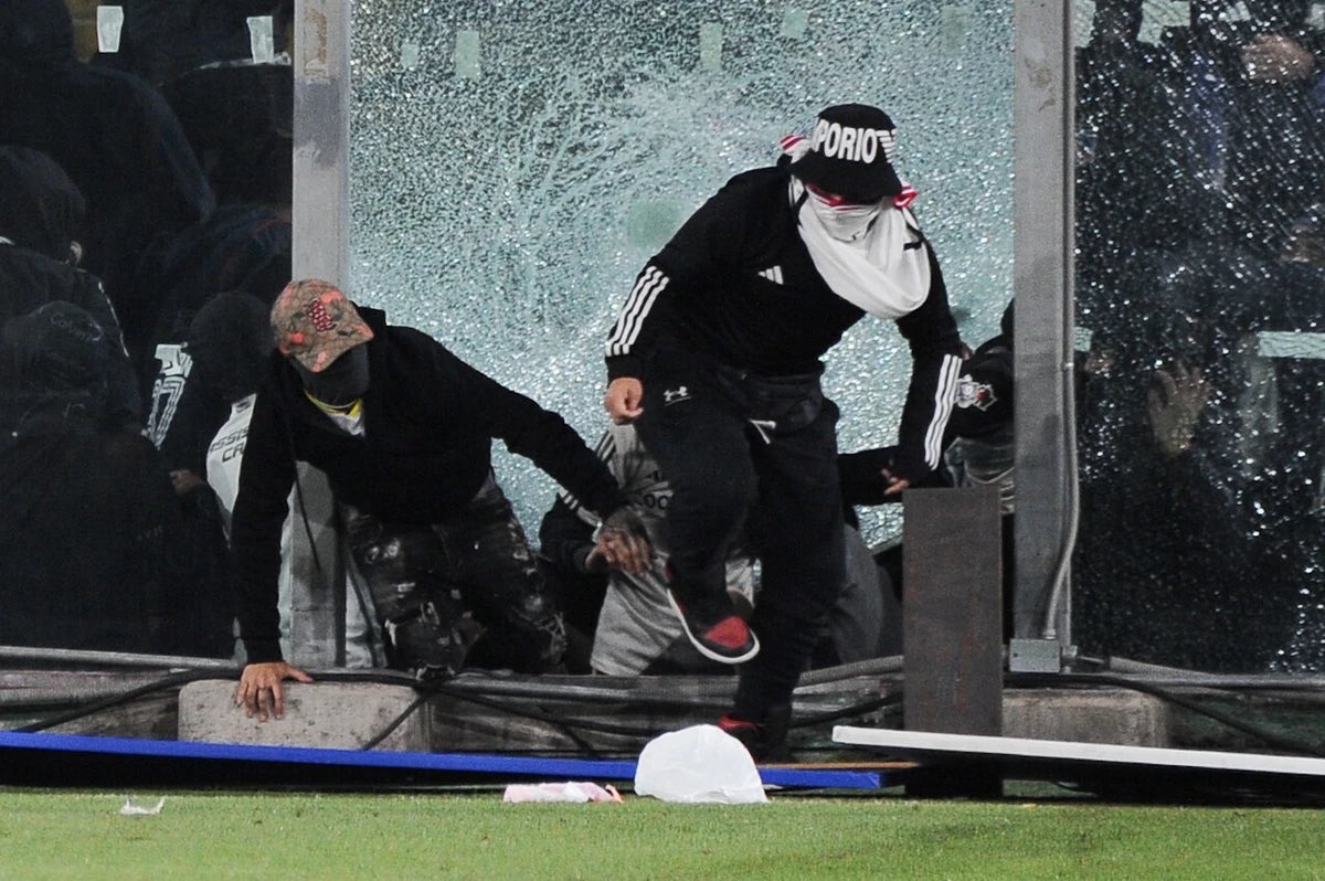 Fracaso… culpables: Mosa, Valladares y la directiva del CSD (respaldaron a Mosa), Vidal (y todo el plantel) y los delincuentes que invadieron la cancha (pudrieron todo)… 🤷🏻‍♂️🤬😡 El Centenario de la vergüenza!!! Renuncien!!! #VamosColoColo #ColoColo #Chile #Sudamericana #Cacique