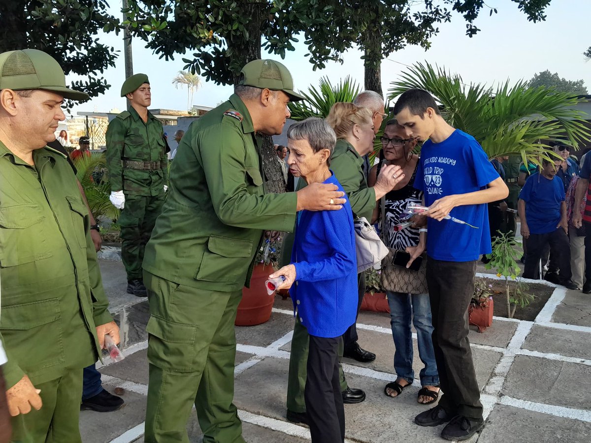 Sancti Spíritus no olvida a sus mártires internacionalistas.
#SanctiSpíritusEnMarcha
<a href="/DeivyPrezMartn1/">Deivy Pérez Martín</a>
<a href="/DiazCanelB/">Miguel Díaz-Canel Bermúdez</a> <a href="/DrRobertoMOjeda/">Dr. Roberto Morales Ojeda</a> <a href="/PartidoPCC/">Partido Comunista de Cuba</a> <a href="/MMarreroCruz/">Manuel Marrero Cruz</a>