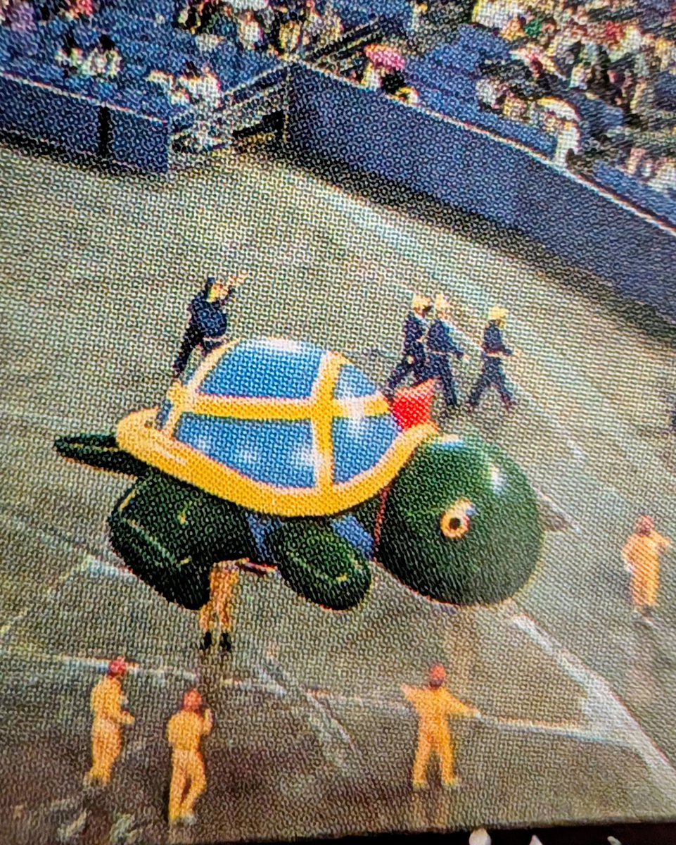 randomjaysstuff's tweet image. Wait, there was a giant inflatable Domer at one point? #SkyDome #BlueJays