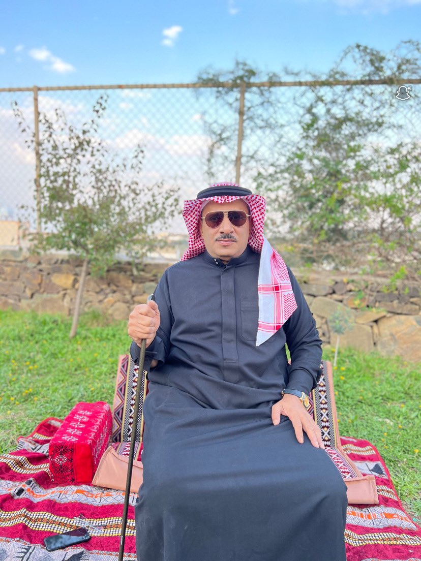 البخل عادتك .. لا تنكرين
وعادتي منك .. ما أحب البخل

خلي الأرض .. تنبت ياسمين
بالتراحيب منك .. والوصل 

اغمريني .. بشوقك .. والحنين
يوم ضاقت علي .. كل السبل 

ودي أني اشوفك .. كل حين
لكن الظاهر .. أن مالي أمل

القمر في غيابك .. مايبين
والقمر في حضورك .. يكتمل