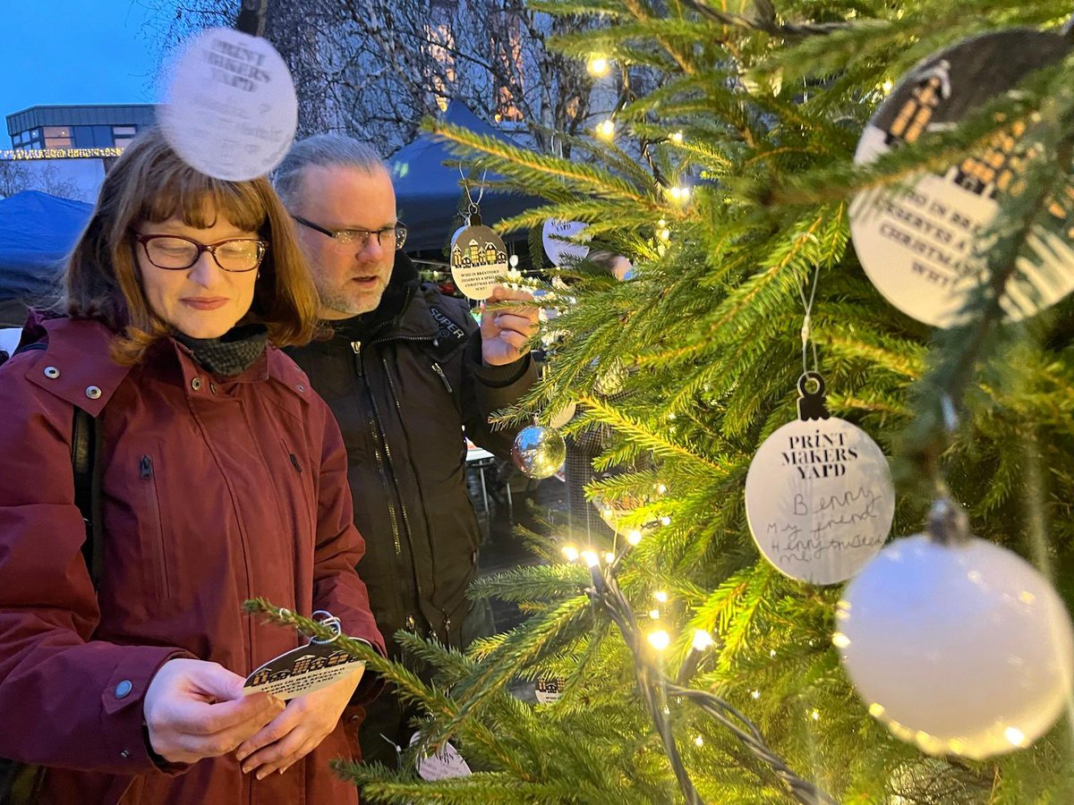 Big thanks to Brentford Voice &amp; all who made today’s Christmas market a success. Wonderful to see the tree donated by Fairview Homes lit up &amp; festooned with messages from local people to friends &amp; loved ones, with pairs of tickets for Kew Gardens on their way to 3 lucky nominees