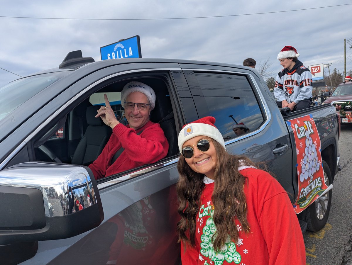 TauntonHSHockey's tweet image. The Tigers took part in Taunton's annual Christmas parade collecting cans for Can-It for Christmas! 

The program spread cheer and collected for those in need! 

Happy Holidays! 

#Community #TauntonHockey