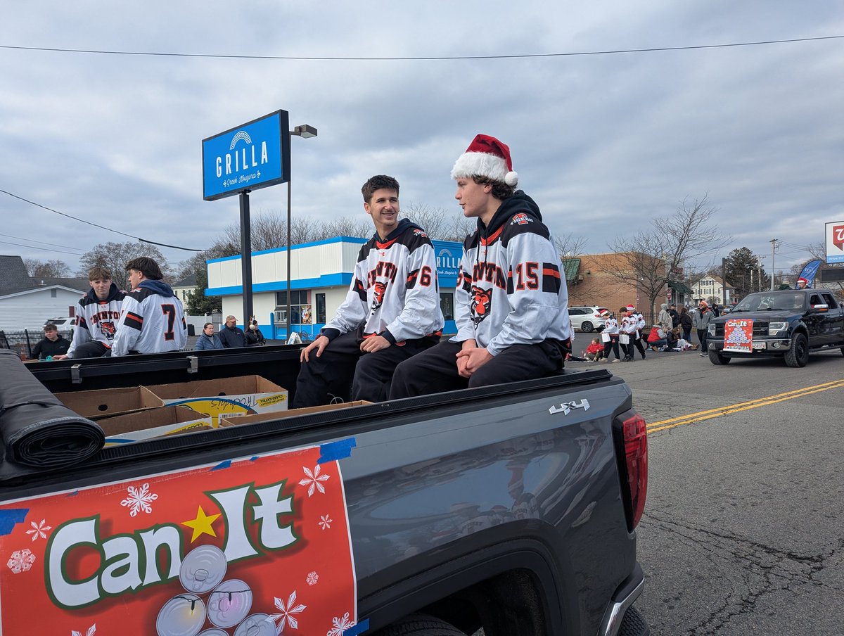 TauntonHSHockey's tweet image. The Tigers took part in Taunton's annual Christmas parade collecting cans for Can-It for Christmas! 

The program spread cheer and collected for those in need! 

Happy Holidays! 

#Community #TauntonHockey