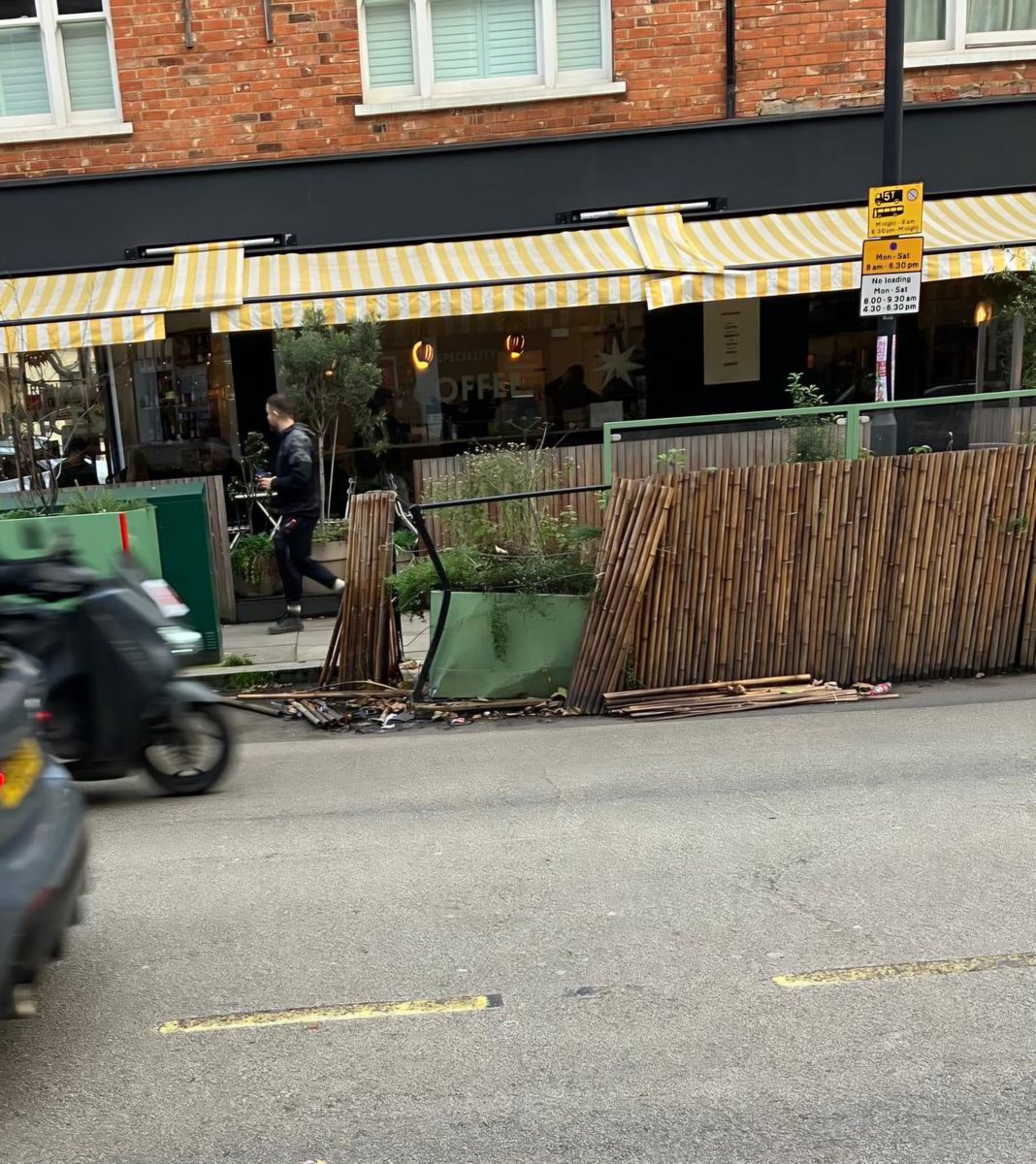 CameraTraffic's tweet image. Another day, another horrendous accident on Wandsworth Bridge Road. Please sign the petition to show ⁦@TfL⁩ ⁦@Heidi_Labour⁩ that these dangerous objects must be removed. When will ⁦@ChelFulhamBen⁩ take his job seriously and get involved? c.org/cMCL9BFPWn