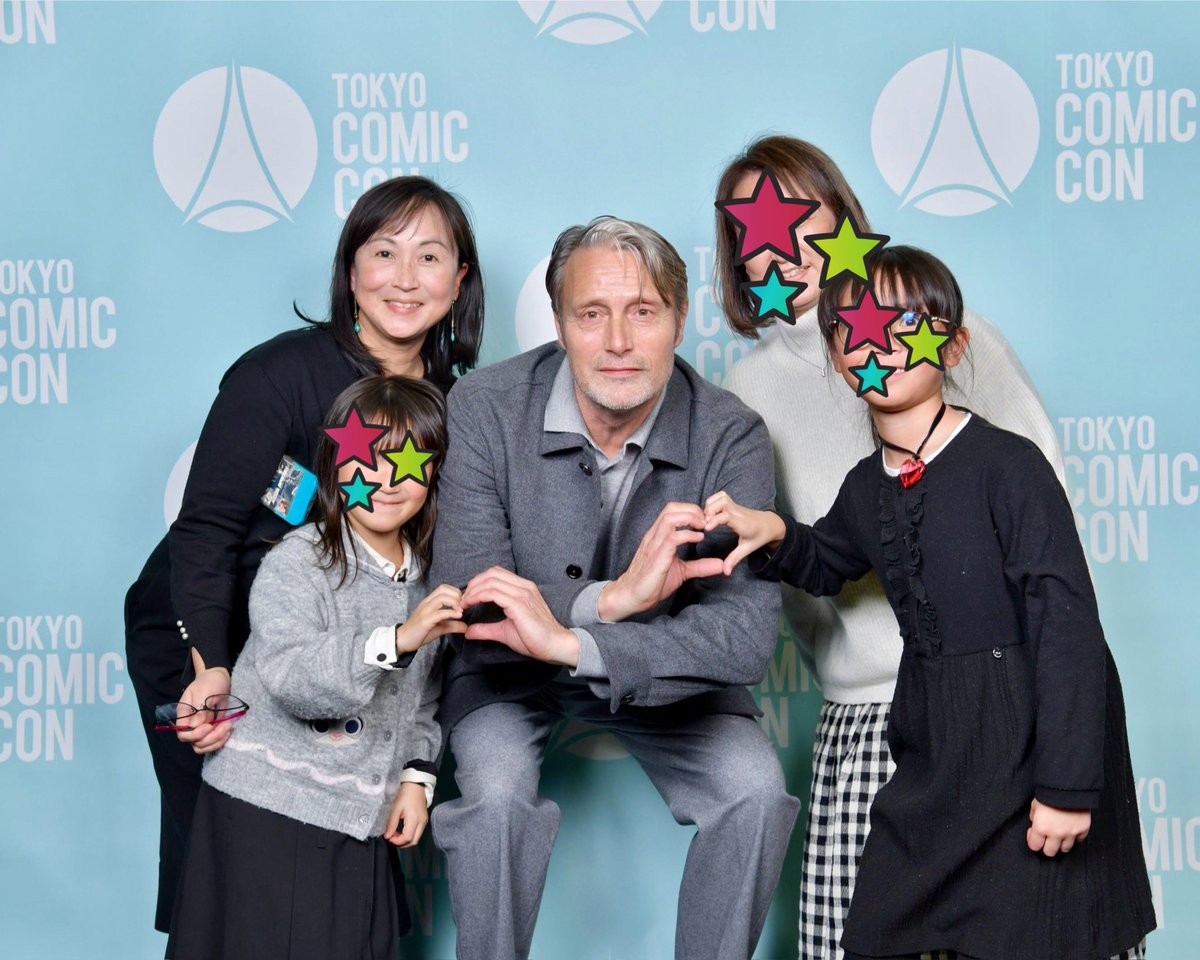 HE LOOKS SO CUTE HERE