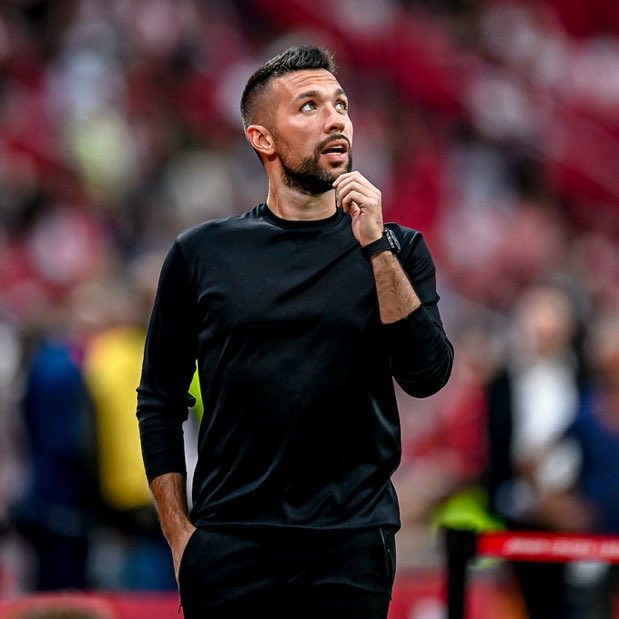 Treze jogos, doze vitórias.
Podiam ser treze, não fosse uma missa no Dragão.
Impressionante o que o Porto está a fazer este ano, depois de uma época horrível.
Também estamos a ajudar estando unidos.
Seremos...