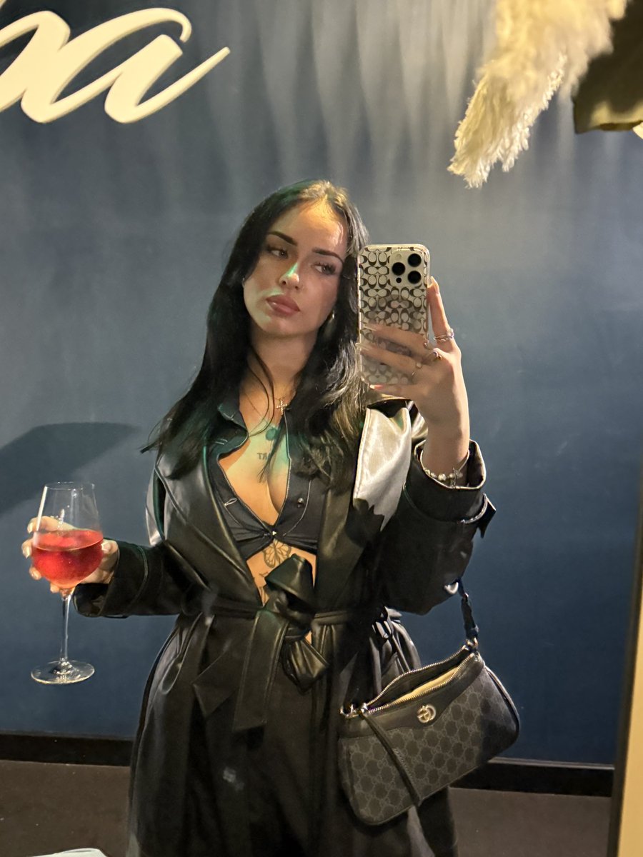 Goddessbella21x's tweet photo. 👸🏻RT GAME👸🏻
3 hours 
3/3/3 
3 comments dommes/ 3 subs 

It’s time to totally destroy my new piggy’s bank account 😈🙇‍♂️ Findom https://t.co/CSZb89JtPy