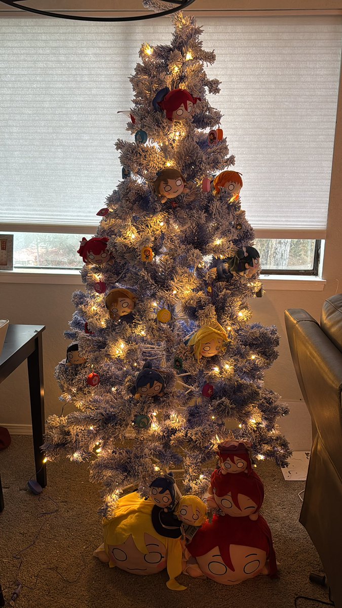 snowdoes's tweet image. I said I wanted an aqours Christmas tree last year, and this year I made it happen 🎄 ❤️maybe a shiitake or lailaps for the star next year??