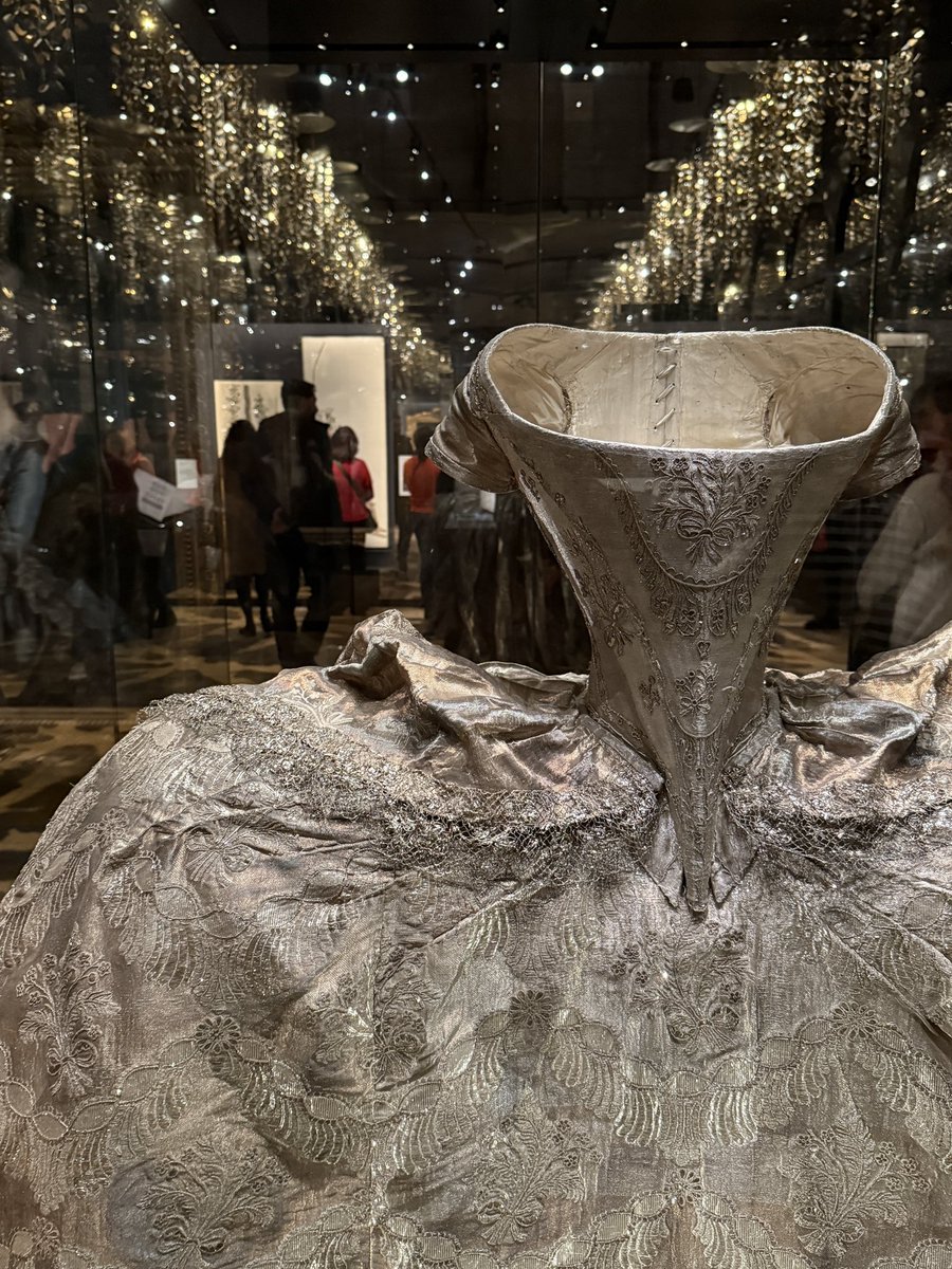 看了法国断头王后玛丽·安托瓦内特的特展。  应该没有几个人能比她的出生更显赫，1755年出生于奥地利，母亲是奥地利女王，父亲是罗马帝国皇帝。作为母亲总共16个子女中的第15位小女儿，从小备受宠爱，之后有着当王后的姐姐和皇帝的哥哥们。  14岁时离开奥地利，和法国王储 ..., image size:900x1200