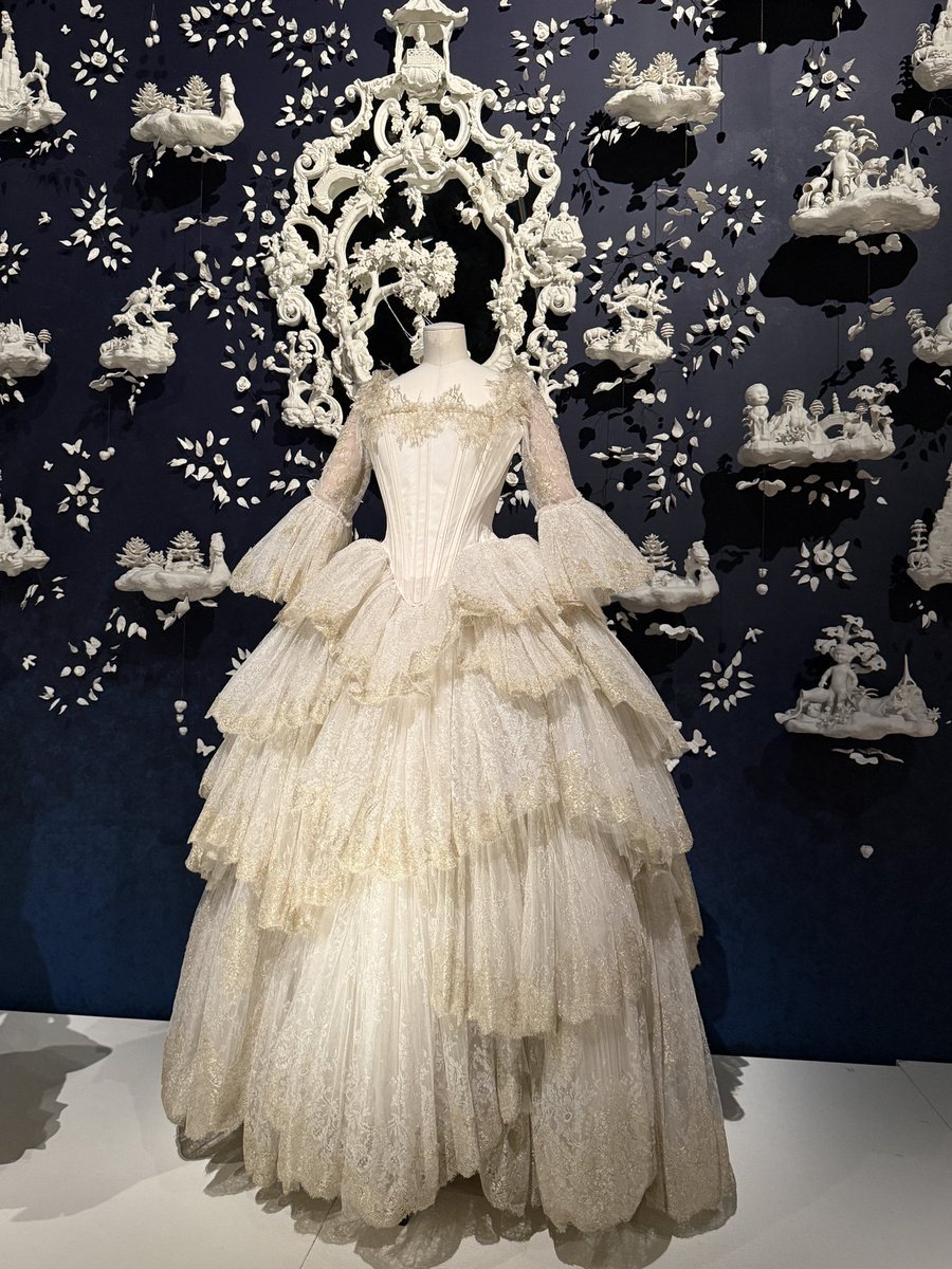 看了法国断头王后玛丽·安托瓦内特的特展。  应该没有几个人能比她的出生更显赫，1755年出生于奥地利，母亲是奥地利女王，父亲是罗马帝国皇帝。作为母亲总共16个子女中的第15位小女儿，从小备受宠爱，之后有着当王后的姐姐和皇帝的哥哥们。  14岁时离开奥地利，和法国王储 ..., image size:900x1200