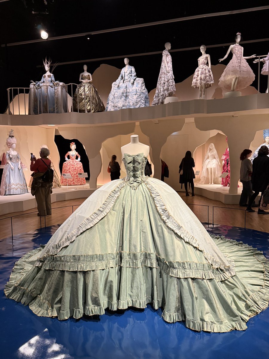 看了法国断头王后玛丽·安托瓦内特的特展。  应该没有几个人能比她的出生更显赫，1755年出生于奥地利，母亲是奥地利女王，父亲是罗马帝国皇帝。作为母亲总共16个子女中的第15位小女儿，从小备受宠爱，之后有着当王后的姐姐和皇帝的哥哥们。  14岁时离开奥地利，和法国王储 ..., image size:900x1200