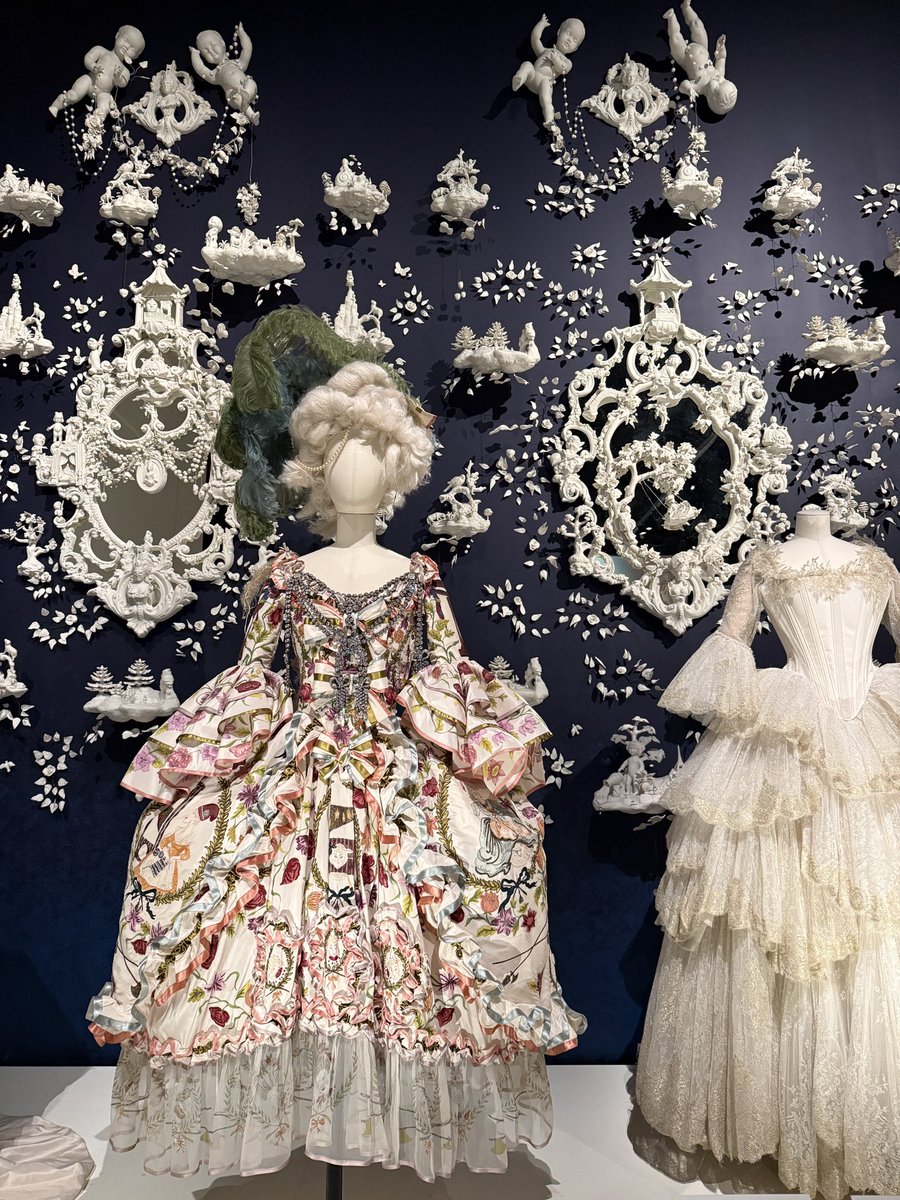 看了法国断头王后玛丽·安托瓦内特的特展。  应该没有几个人能比她的出生更显赫，1755年出生于奥地利，母亲是奥地利女王，父亲是罗马帝国皇帝。作为母亲总共16个子女中的第15位小女儿，从小备受宠爱，之后有着当王后的姐姐和皇帝的哥哥们。  14岁时离开奥地利，和法国王储 ..., image size:900x1200