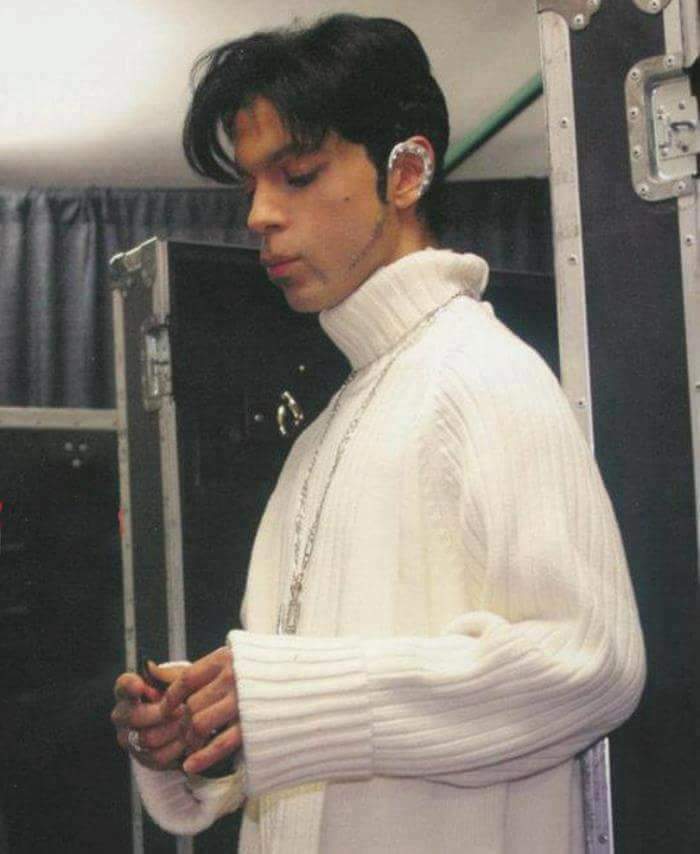 I love 'P' in a sweater! Shall we do a 'thread' - I'll start! 💜 - enjoy your week!