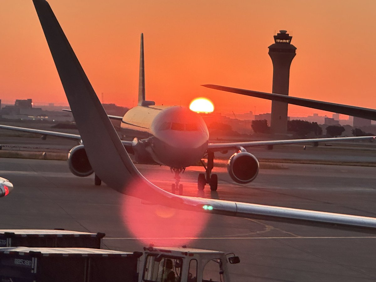 Helgatina's tweet photo. @DFWAirport #12daysofdfw https://t.co/CCn15g5TPG