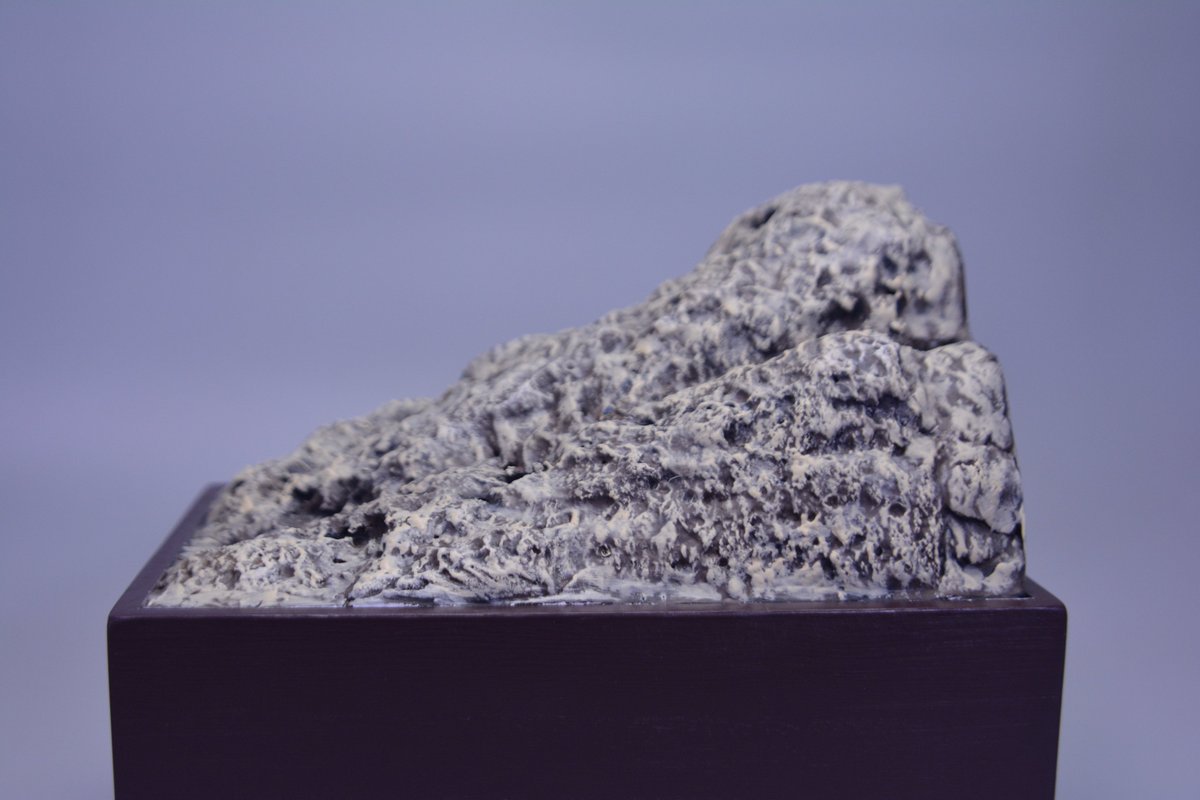 簡単！岩の塗り方

①下地を黒で塗る
②下地の黒が少し透けるようにブラウンでぬる
③明るい色をドライブラシで重ねる
④ツヤを消して完成！

凹凸が強調された、ゴツゴツしたリアルな岩の質感を簡単に表現できますよ😄

＃ガンプラ凄技テクニック