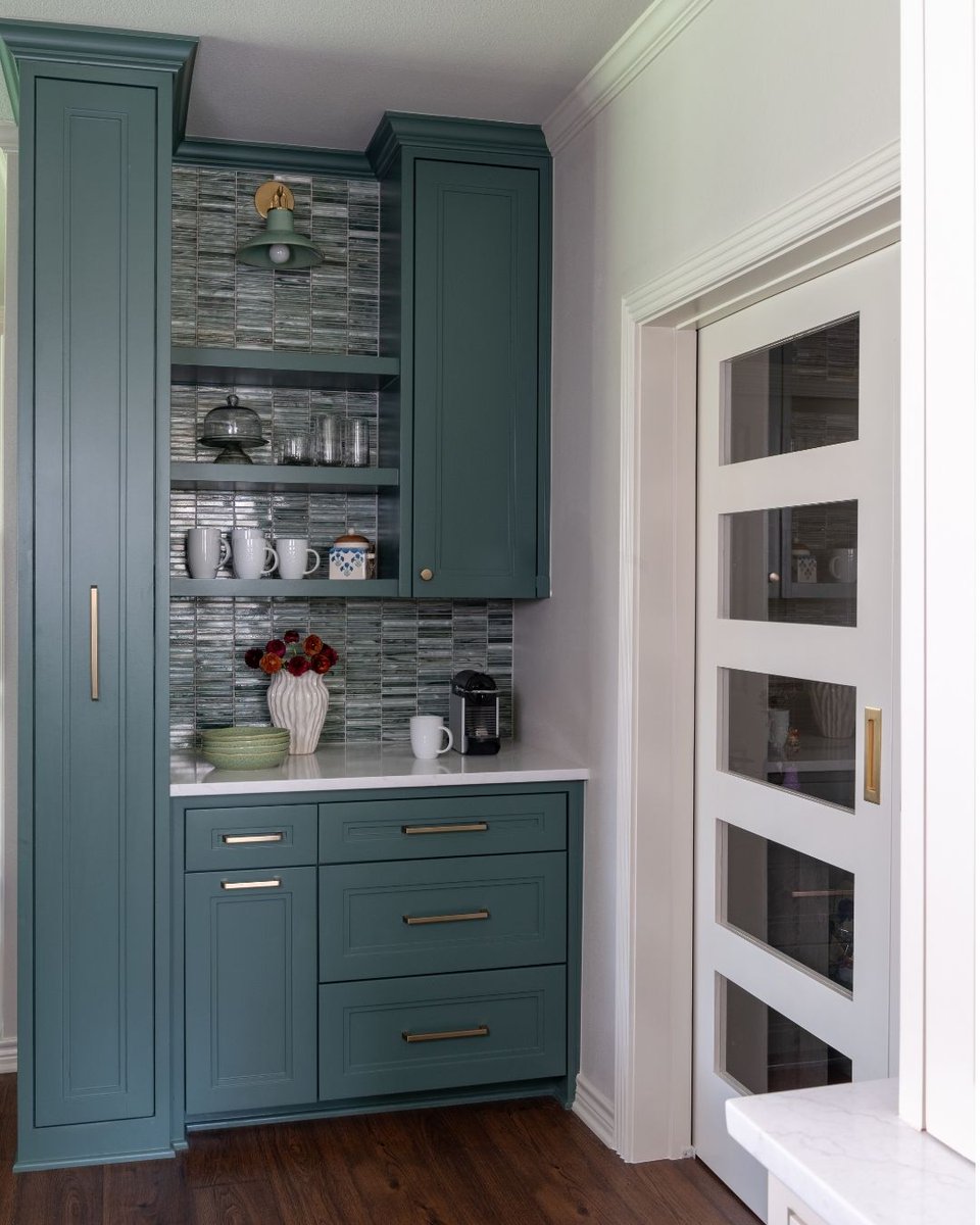TwillyandFig's tweet image. We design to make the most of your space. Every wall, every corner is specifically crafted to maximize functionality in your home like this petit but perfected beverage center.
 #beveragecenter #interiordesigninspiration #barcart #coffeebar
