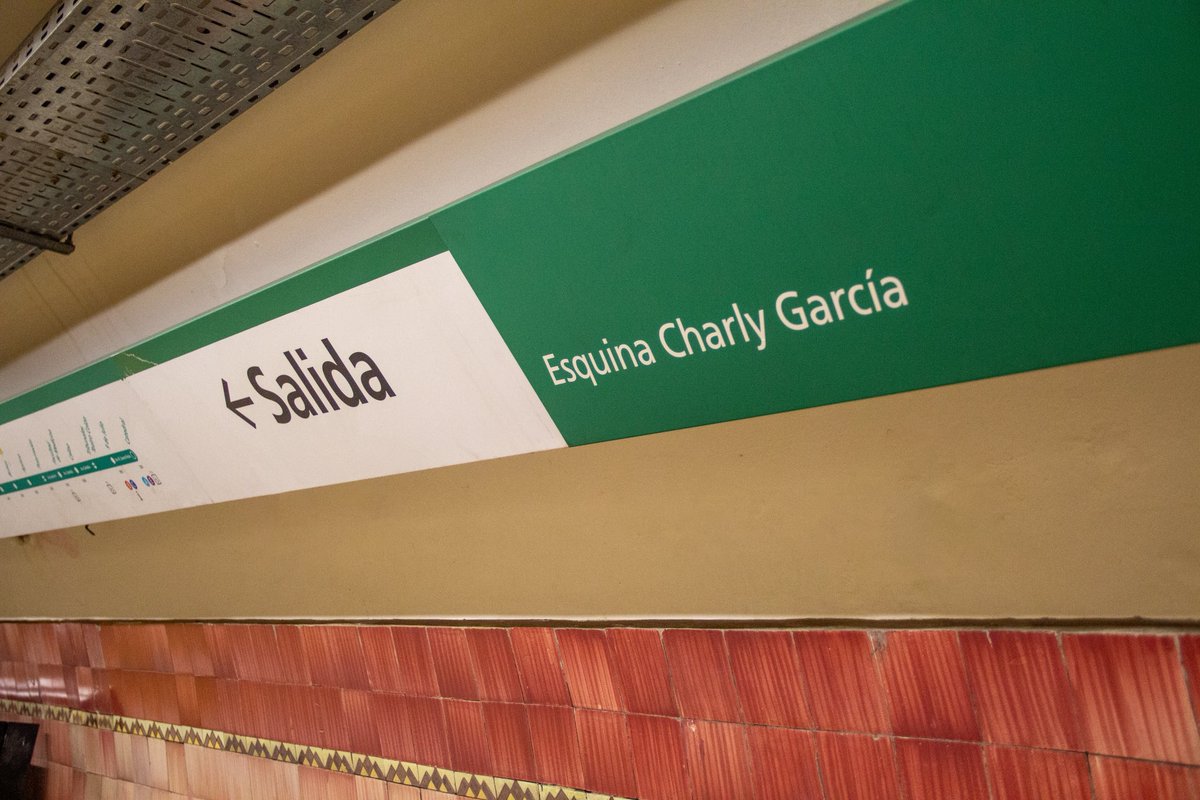 basubte's tweet image. La Línea D se suma al homenaje a Charly García.

A partir de hoy la Ciudad tiene su propia Esquina Charly García, y la estación Bulnes ahora cuenta con nueva señalética para que todos sepan que están muy cerca de una de las esquinas más emblemáticas del rock nacional 🇦🇷