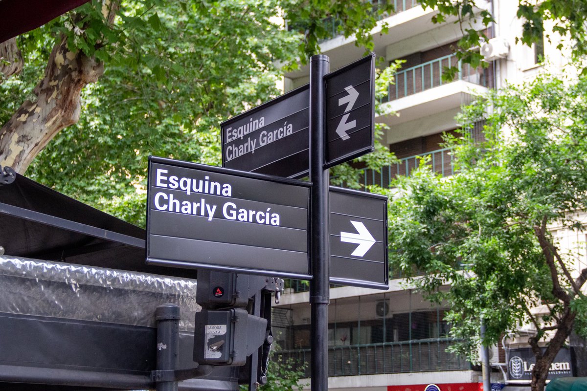 basubte's tweet image. La Línea D se suma al homenaje a Charly García.

A partir de hoy la Ciudad tiene su propia Esquina Charly García, y la estación Bulnes ahora cuenta con nueva señalética para que todos sepan que están muy cerca de una de las esquinas más emblemáticas del rock nacional 🇦🇷