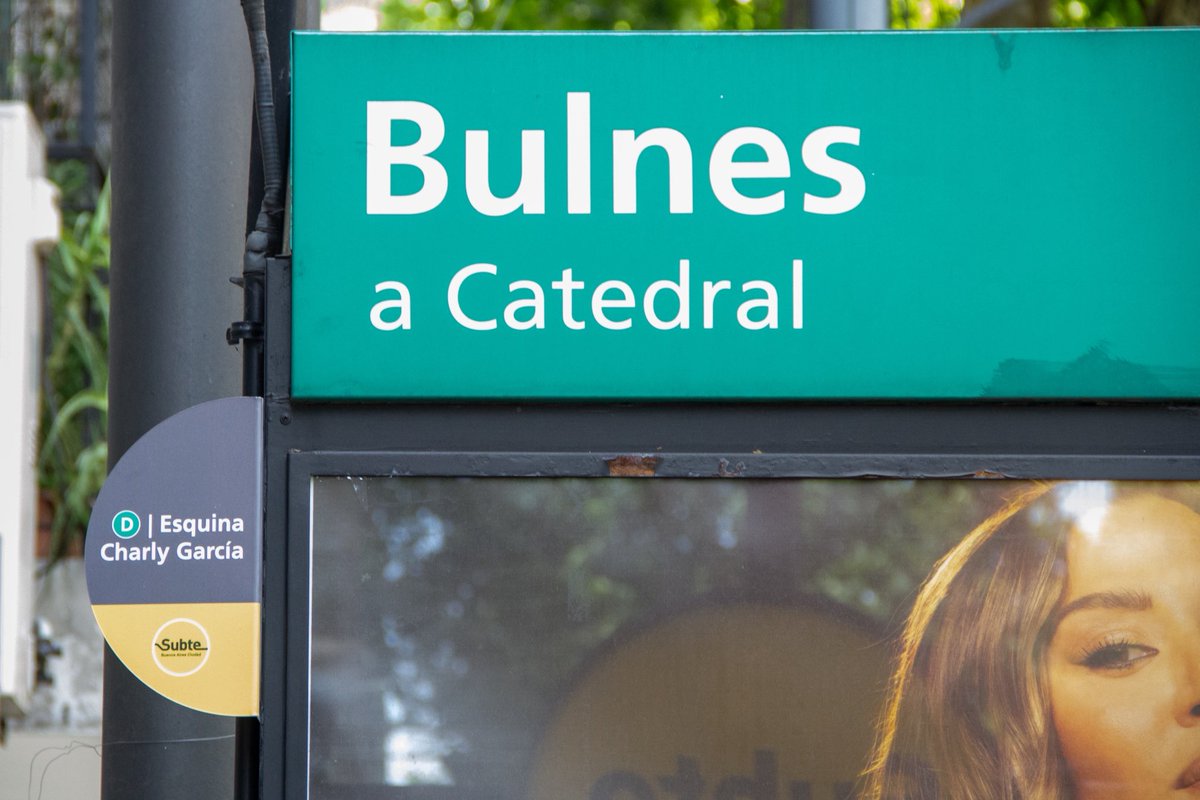 basubte's tweet image. La Línea D se suma al homenaje a Charly García.

A partir de hoy la Ciudad tiene su propia Esquina Charly García, y la estación Bulnes ahora cuenta con nueva señalética para que todos sepan que están muy cerca de una de las esquinas más emblemáticas del rock nacional 🇦🇷