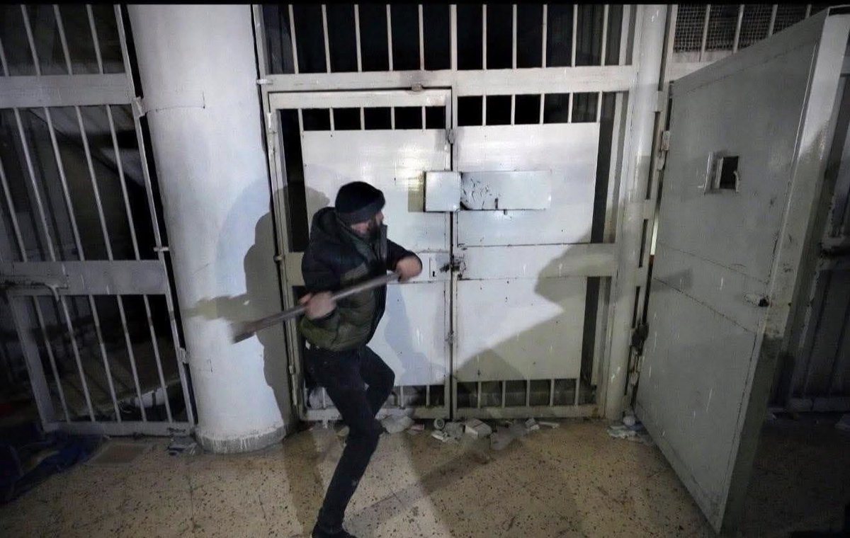 للتاريخ ومن أعظم لحظات التحرير

كسر القيود وتحرير السجون وعلى رأسها صيدنايا

شكراً #ردع_العدوان 

ولعنة الله عليك وعلى روح أبيك يابشار الأسد

8-12-2024