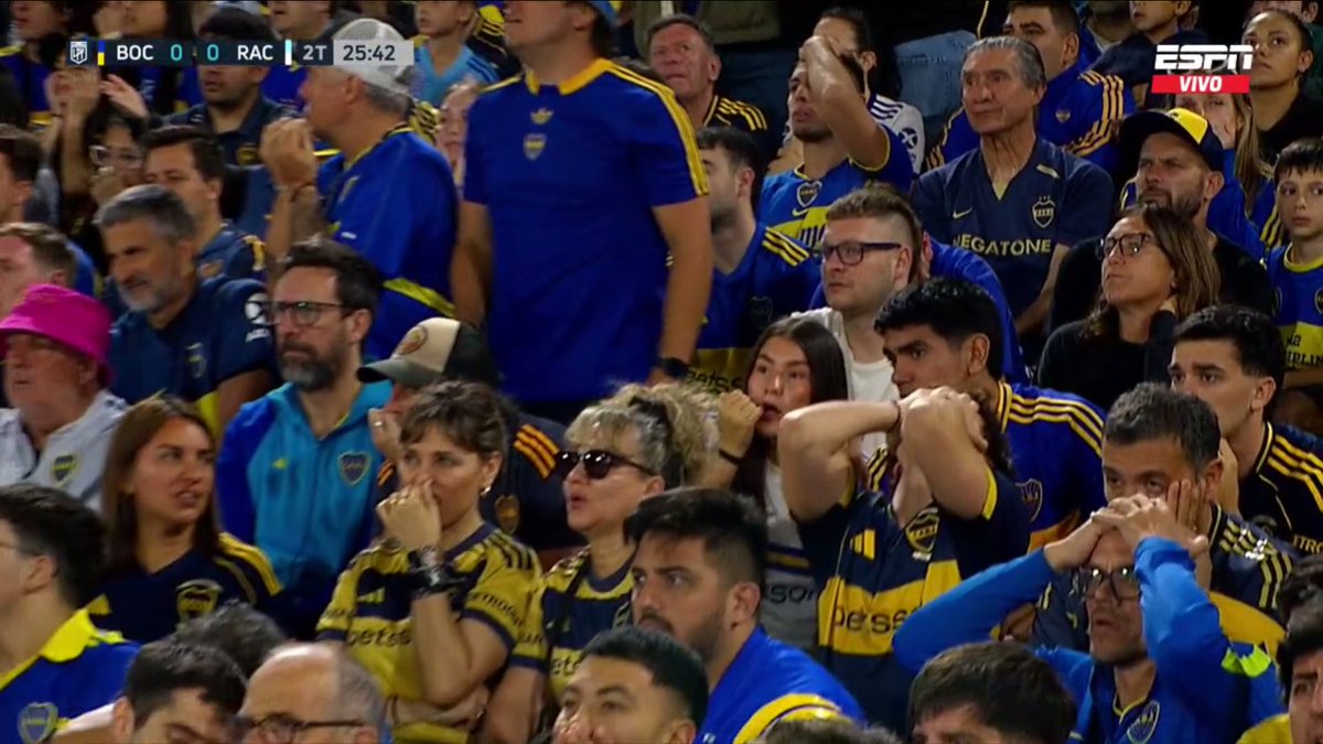71' Cambio en #Boca, se fue #Zeballos y entró #Velasco.

A la gente de #Boca no le gustó NADA el cambio en #LaBombonera.