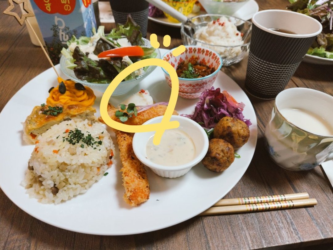 292_no_ebi's tweet image. 昨日のこっちゃんのスペシャルメェニューはこちら✨✨
しかも既にスペシャルなのに当日メニューにない一品が追加されたという…
お魚とじゃがいもで作る白いペーストがクラッカーに乗ったおいしいお料理！😋💕