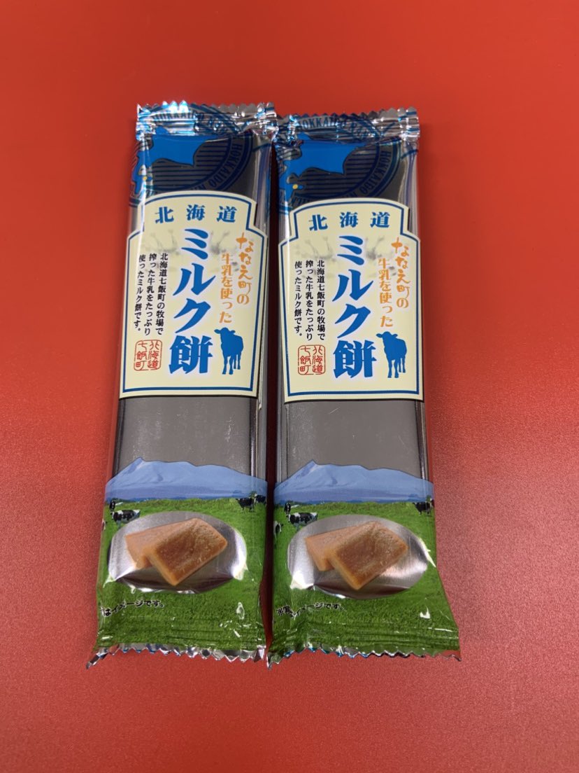 コンビニでなにか甘いものを買おうと、ふと目に入った片手で持てるサイズのミルク餅。細かく切られたものが入っているのかと思いきや細長い棒状が一本入っていてびっくり。お餅自体はオブラートに包まれ取り出しやすくて食べやすい。ちょっとした外出のお供にもピッタリかも？本社スタッフ #ミルク餅