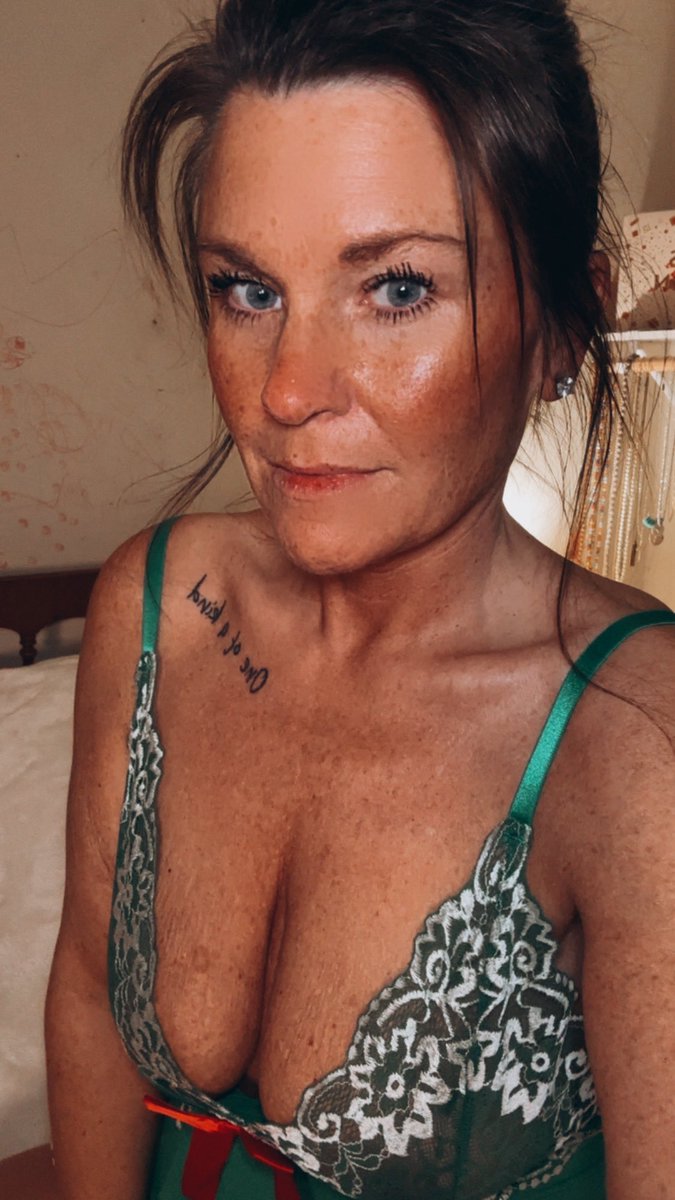 crystalrw36's tweet photo. You ready for some Christmas content? 🎅🏼🧑🏼‍🎄🎄#onlyfans #milf #holidayseason https://t.co/u0gTXnZ3u0