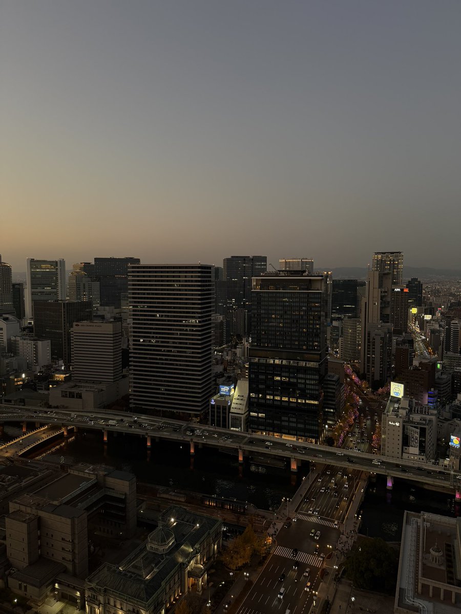 nc1982nc's tweet photo. 淀屋橋スカイテラス
30階から大阪の街並みを一望。
夕暮れにお散歩がてらプラリと。
夜はもっと綺麗だろうなぁ…
2025.12.7
#スカイテラス
#淀屋橋スカイテラス
#skyterrace
#淀屋橋ステーションワン
#YODOYABASHIstationone
#stationone
#YODOYABASHI
#30階
#夕暮れ
#街並み
#iPhone17Pro https://t.co/79Ip5U5KS8