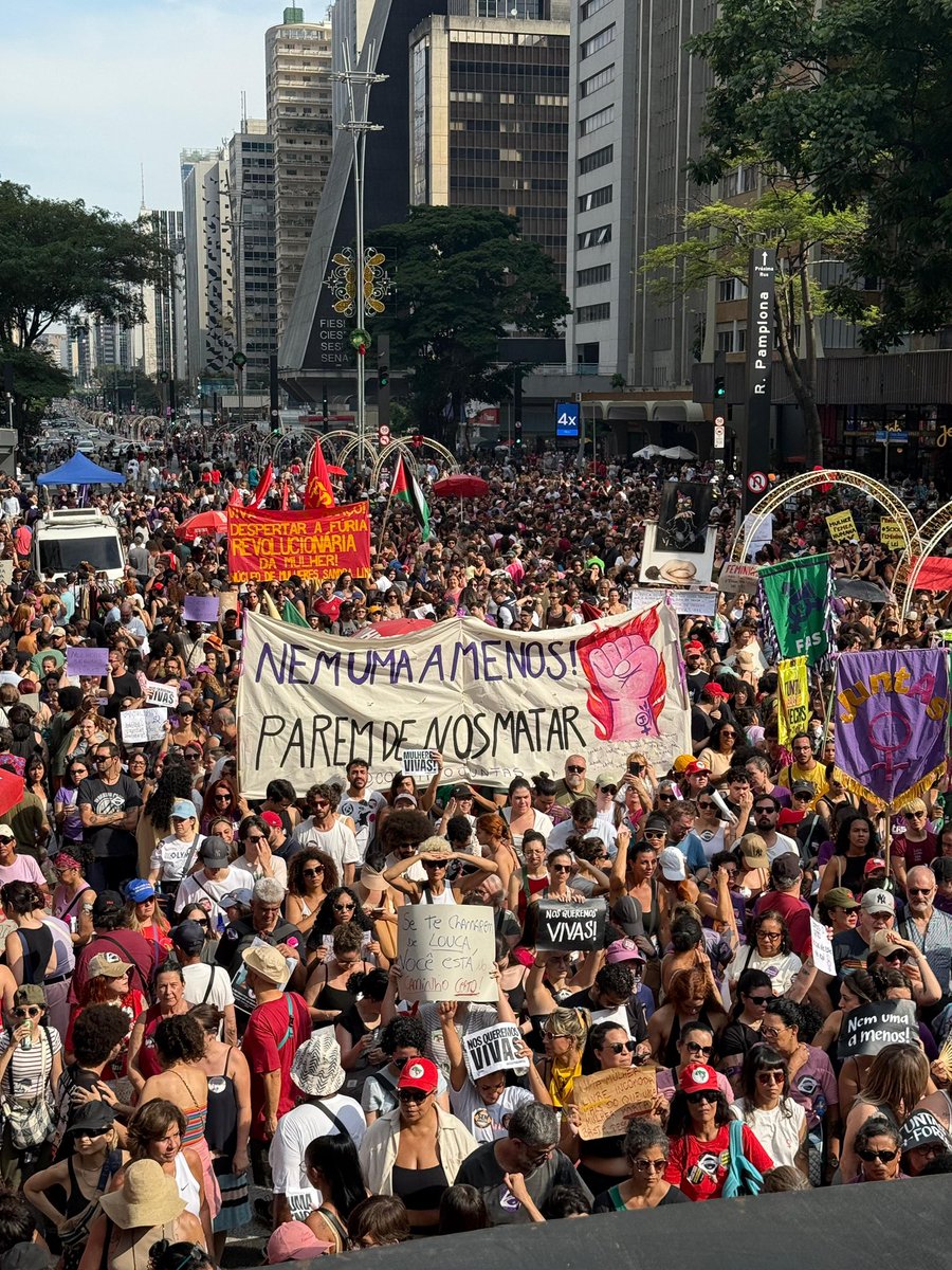 Marcha Mulheres Vivas, contra o feminicídio, reúne milhares de pessoas na Avenida Paulista, em São Paulo. 

📸 Samia Bonfim