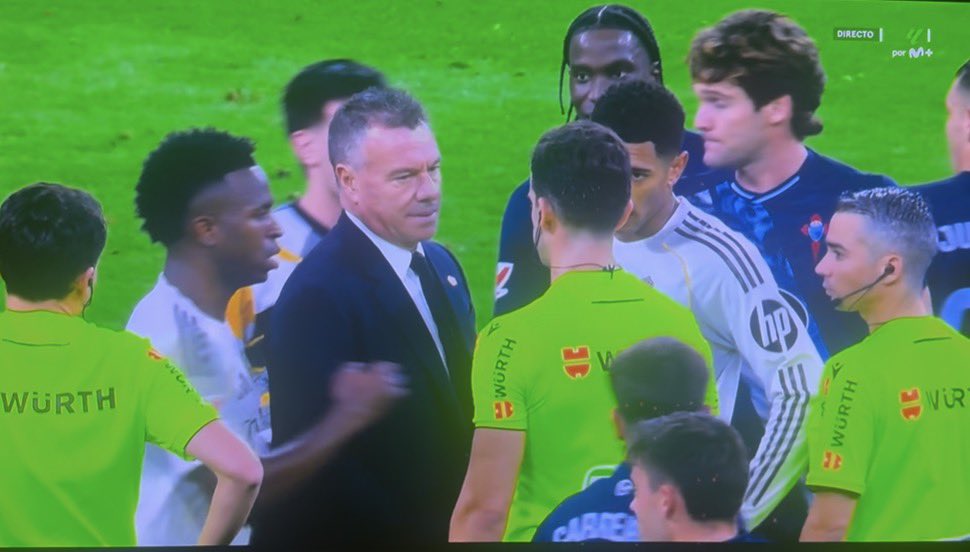 PavelFdez's tweet image. 👉 Se llama Carlos Megía Dávila, ex árbitro español de Primera División y actual delegado de campo del Real Madrid
😡 Al acabar el #RealMadridCelta esta fue la mirada que le echó a Alejandro Quintero González en lugar de apartar a sus jugadores del árbitro onubense
👎 ¡Mal!