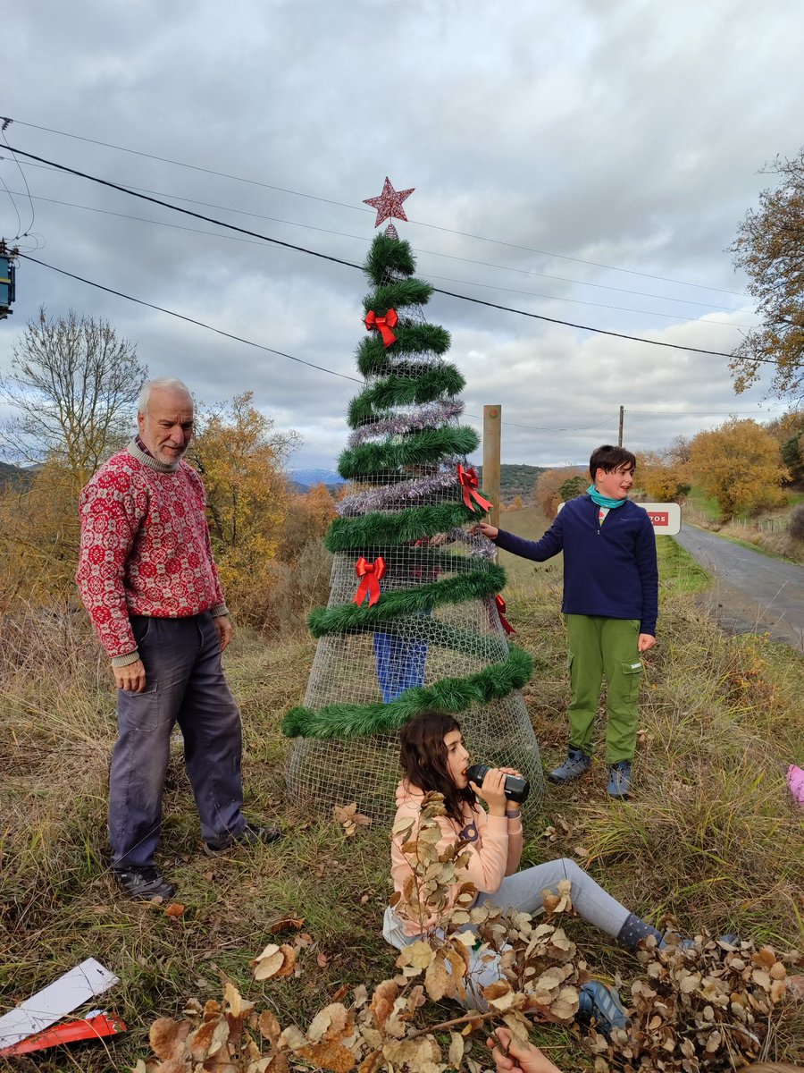 Está mañana el vecindario de Fresnedo y Barruso ha colaborado para montar el árbol de navidad del pueblo. Este año sin utilizar botellas porque...
#SomosPotablesYa
#FresnedoPotableForever
