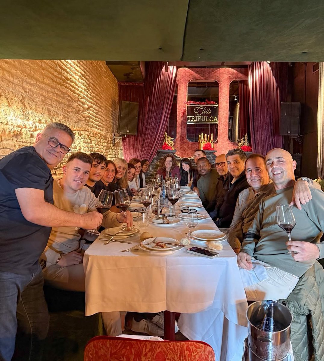 angrygavi's tweet image. Pedri’s, Bernal’s, Cubarsí’s, Gerard’s, Lamine’s,  Joan’s, Eric’s families in Sevilla yesterday 😍

Familia 💙❤️