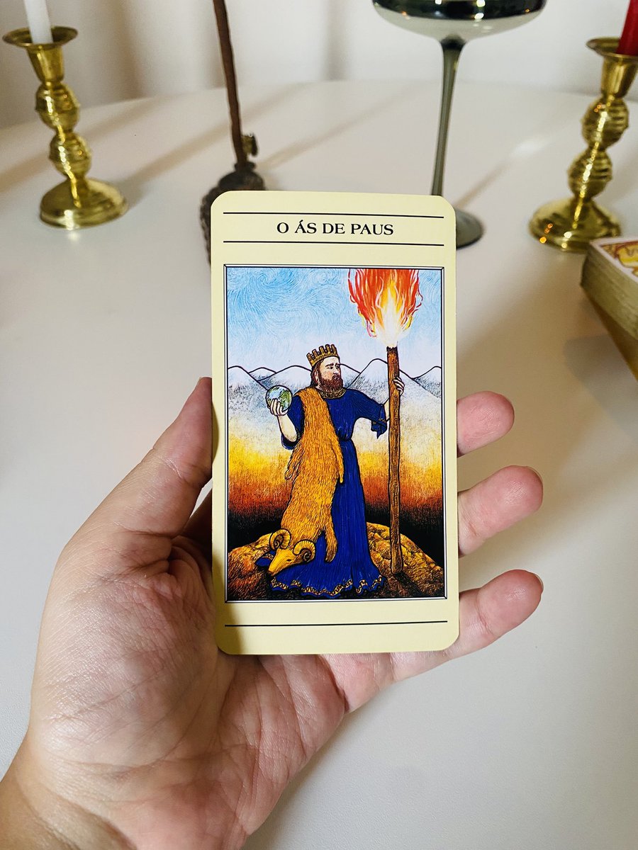 melloracles's tweet photo. ♒️✨Aquário:

Essa semana ninguém segura o Aquariano que estará com energia total para colocar em prática tudo aquilo que vier à mente e coração do mesmo. Não será uma semana como as demais porque uma energia nova surge dentro de você e, com isso, mais disposição, mais vigor, mais capacidade de iniciativa, mas necessidade de estar em movimento naquela busca por tornar real o que você deseja. Então, não estranhe se essa semana você, de forma decisiva e impossível, colocar em prática mudanças e até mesmo ações que esteve procrastinando há muito tempo. Você vai sentir a necessidade de se movimentar, agir e fazer agora, sem espaço para depois. Com isso, novas situações podem acabar se desenvolvendo e novas paixões também podem ser adquiridas, mas isso não se encaixa apenas no campo amoroso e sim em todas as áreas que, de alguma forma, você necessita desse impulso e poder de iniciativa. Mas, com toda essa intensidade do fogo dentro de você, é importante frisar que você precisa ter cuidado com o impulso em relação a tudo à sua volta, porque essa energia em excesso pode acabar sendo prejudicial em alguns momentos.

No amor: para os solteiros pode ser um bom momento porque novas paixões podem surgir ou uma nova paixão avassaladora. Para os casais, será um momento de muito desejo e prazer — que será bem saciado… rs.

No profissional: para alguns Aquarianos, pode ser uma semana muito promissora para a carreira. Uma nova etapa está prestes a se iniciar, seja através de um novo empreendimento, um novo trabalho, novos projetos, entre várias outras circunstâncias que podem te trazer um grande potencial de crescimento no futuro breve.