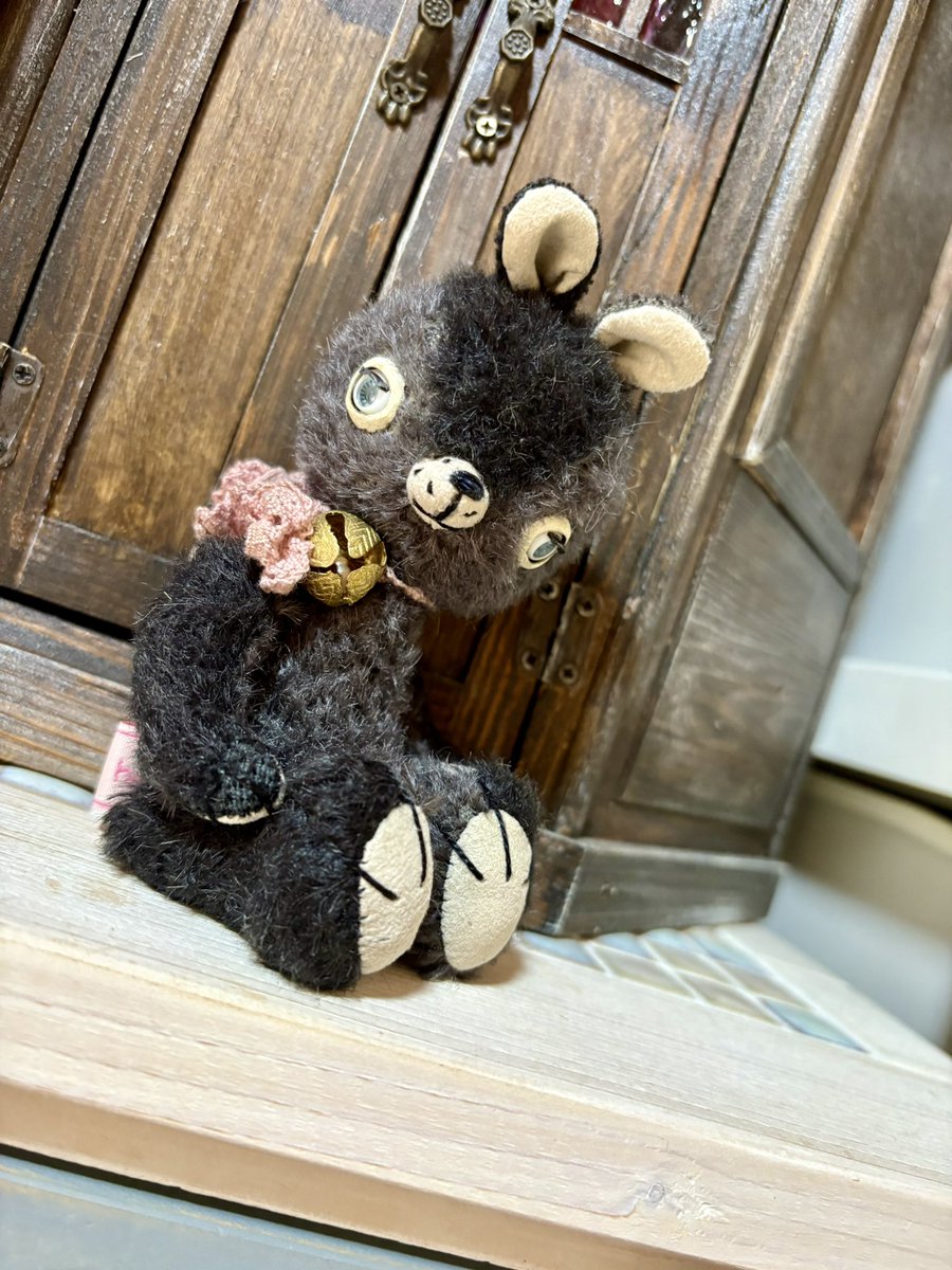 U*】様 国内作家様 ハンドメイド くま アートドール ウサクマさんも完成！ 黒、グレーのツートンです！ 今週日曜日のアイ